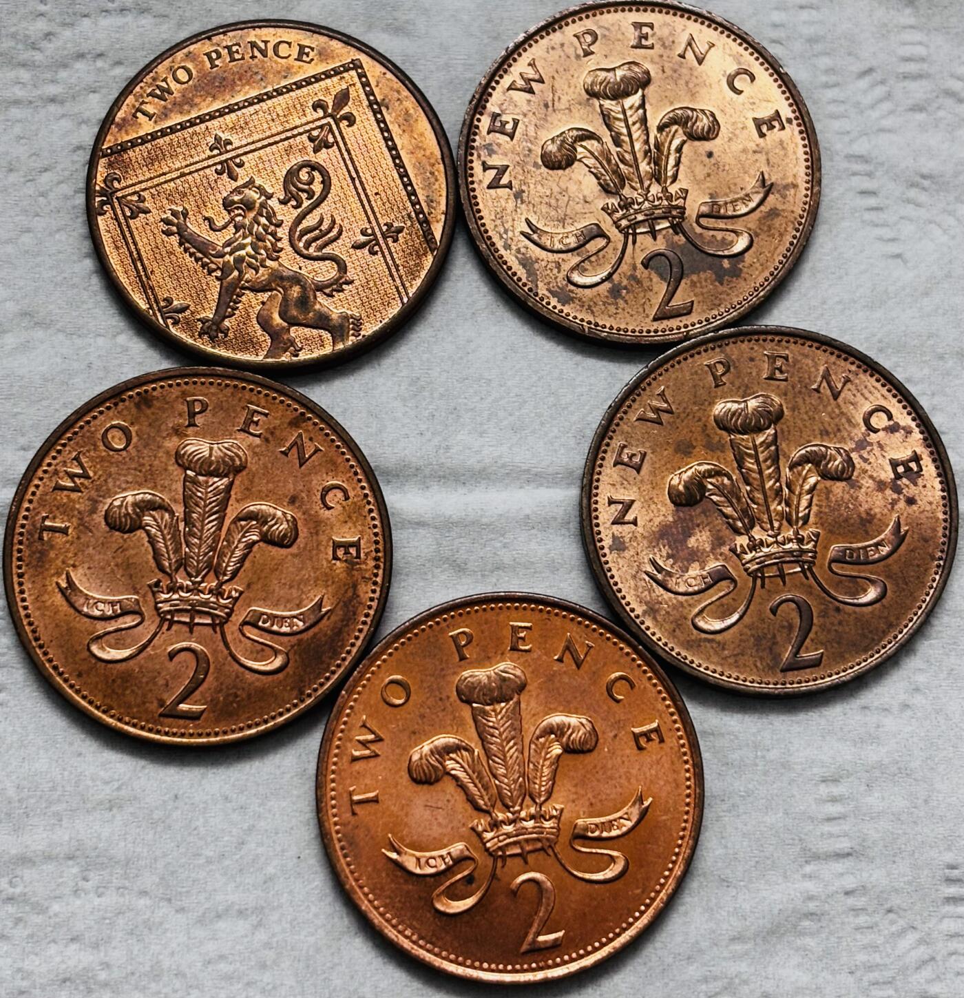 文馨钱币收藏第 296 场，长期接代拍业务 全新英国 2 便士 5 枚