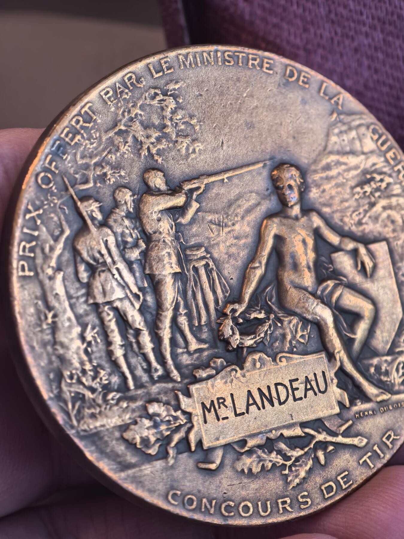 欧洲微章、铜章、银章和银币第三场 法国第三共和国时期的“战争部射击竞赛奖章”，由著名雕刻家亨利·杜布瓦（Henri Dubois）设计。 发行机构：法国战争部（Ministère de la Guerre） 雕刻师：亨利·阿尔弗雷德·奥古斯特·杜布瓦（Henri Alfred Auguste Dubois, 1859-1943），法国新艺术运动时期的重要章牌艺术家