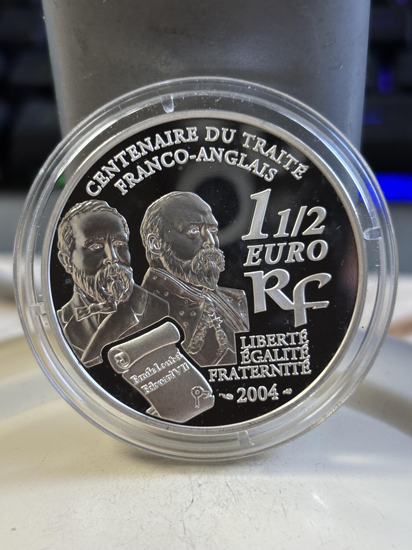 第193期拍卖 英国法国2004年英法友好协议100年纪念银币2枚套装，英国925银，28.28克，法国900银，22.2克