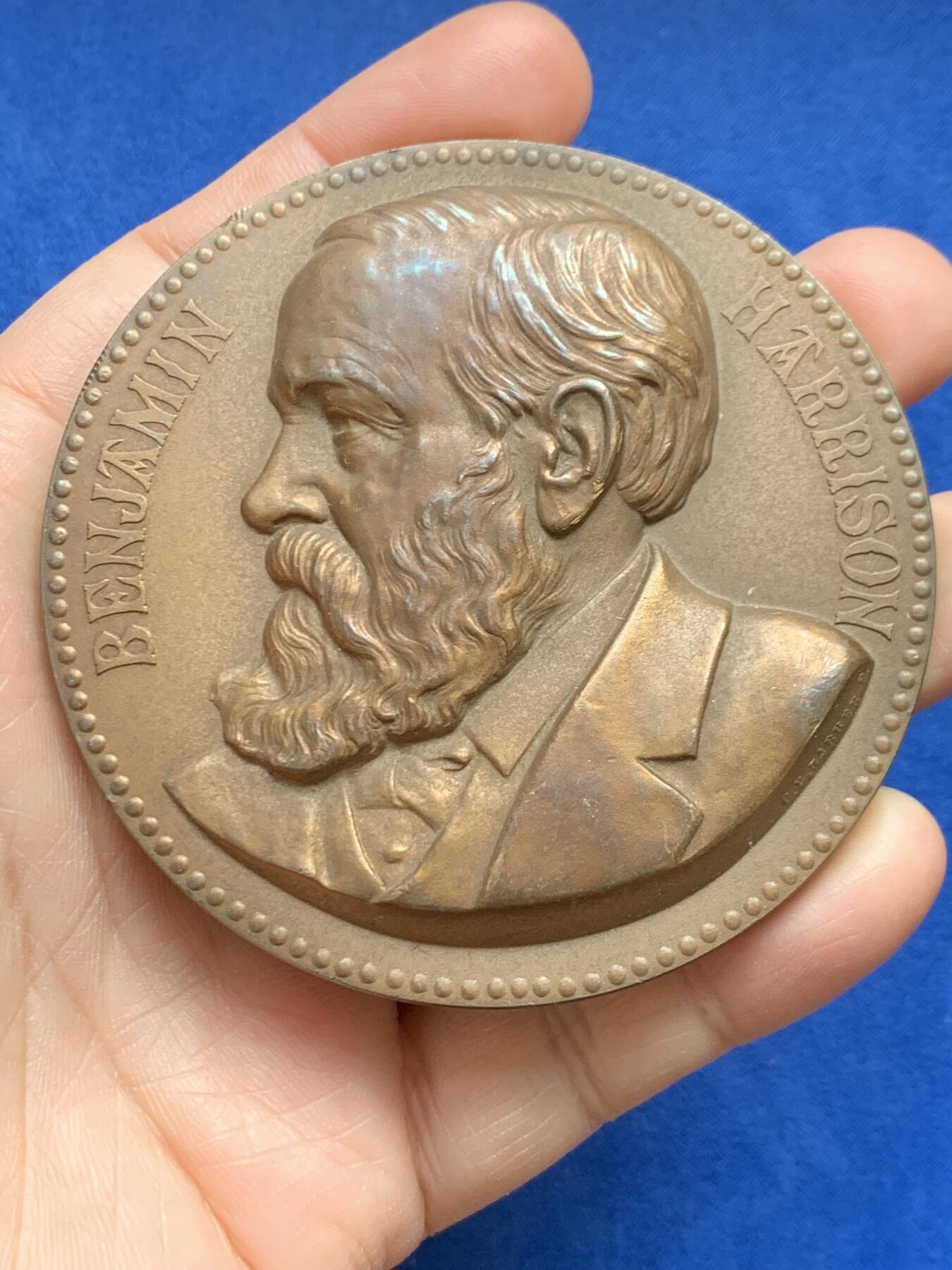 《竞宝斋》第468场 周日，周一 2场连拍 （全场包邮）欢迎送拍 美国总统本杰明·哈里森纪念铜章 233.8克 76.2mm 大规格