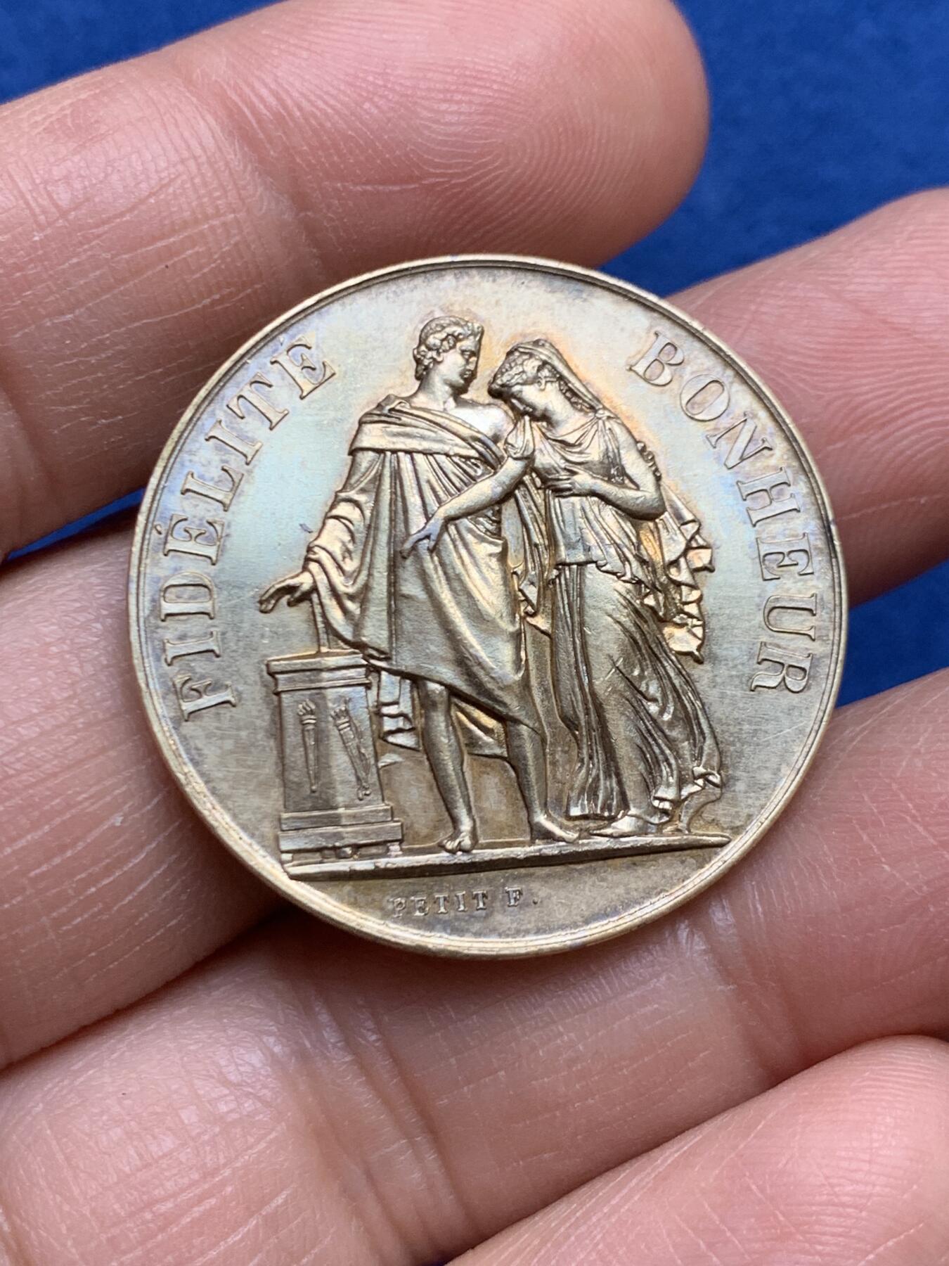 《竞宝斋》第468场 周日，周一 2场连拍 （全场包邮）欢迎送拍 法国镀金银质婚章 边铭刻字1894 背面花体字同样精彩 31.9mm 16.28克 丰饶角银标