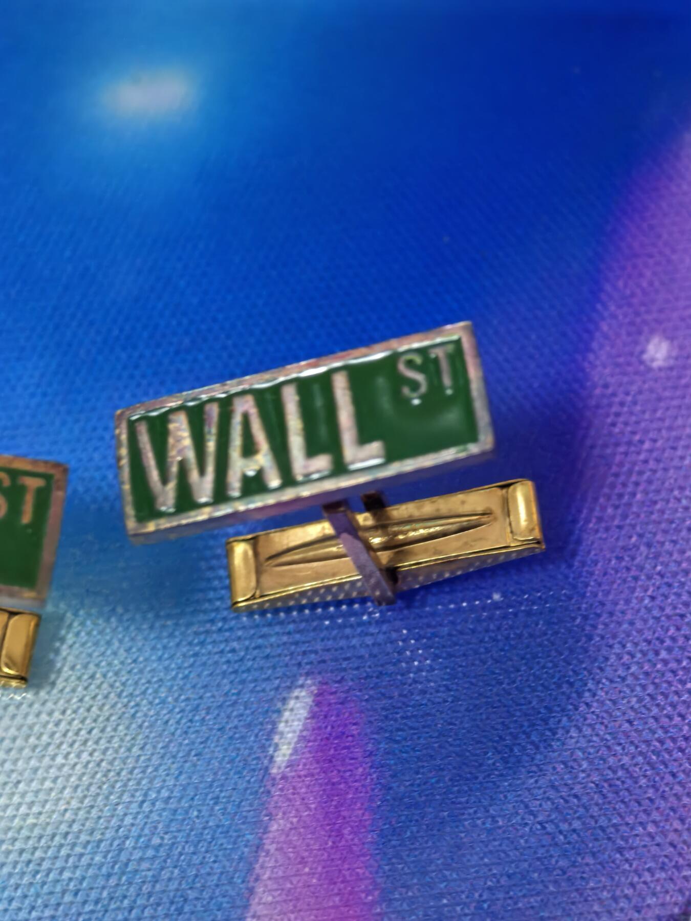 美德苏勋章奖章拍卖 本次各种都有 取消了保留价模式  德因原因只上2-3图 具体的想要的请联系我要完整图。都经过讨论未标明则全部是原品，保真 放心拍。3月4日晚上九点结束在麦稀奇 找不到的加我qq或者微信都是184277308备注苏章拍卖。 华尔街一对袖扣 复古款式 带原盒 包金 20/1 14k  KGF 