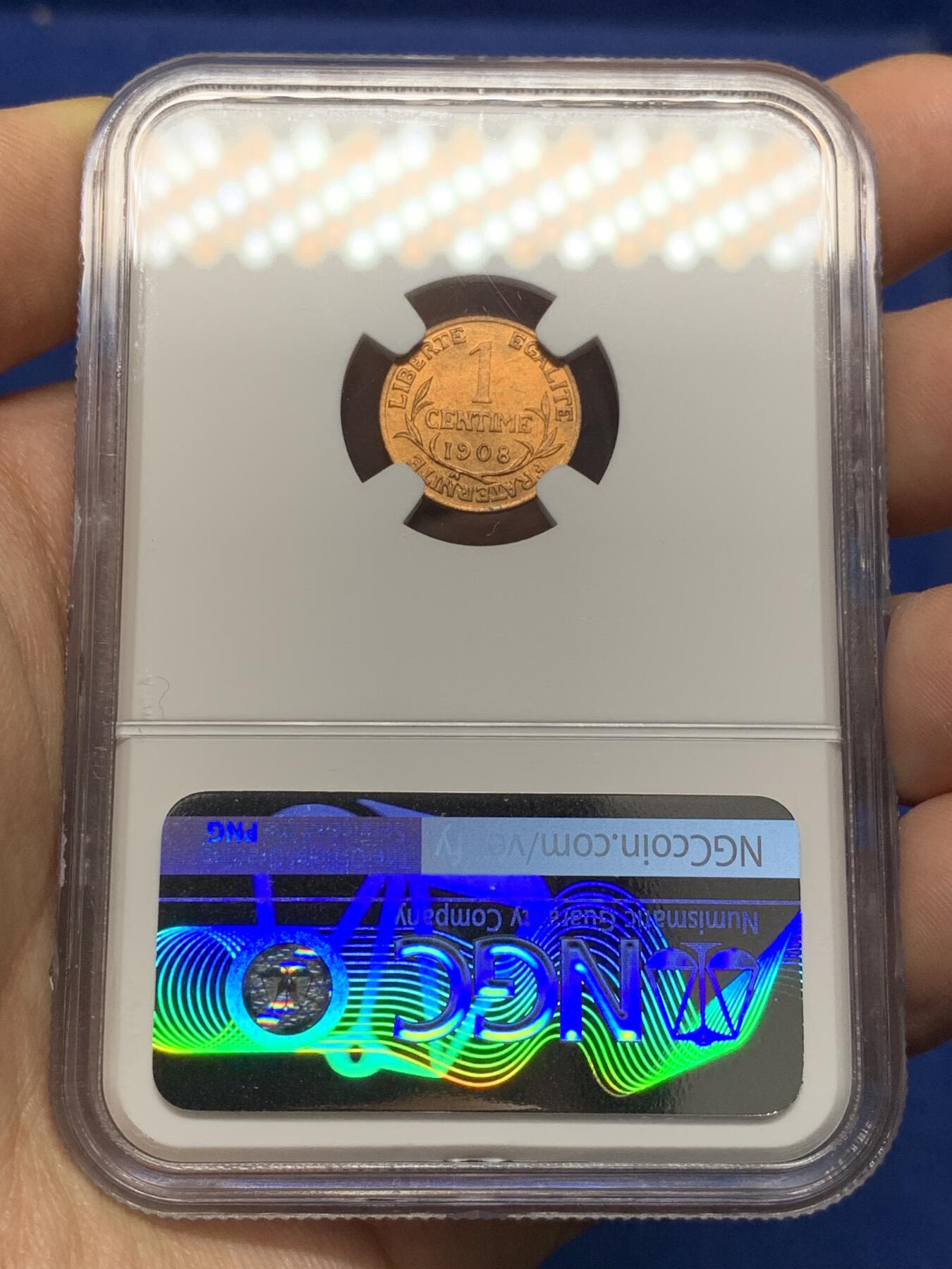 《竞宝斋》第468场 周日，周一 2场连拍 （全场包邮）欢迎送拍 NGC MS65RB 法国1908年玛丽安娜头像1生丁铜币，来自拍行的小批量库存，百年来未留下丝毫被岁月侵蚀的痕迹，分数也大有低估。