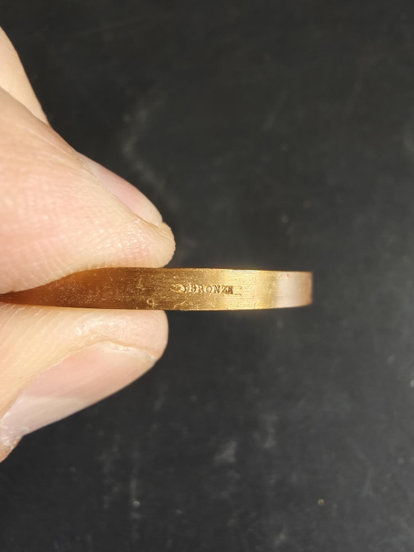 老王徽章第186期 法国维穆捷市镀金大铜章    原盒    大师莫隆作品    直径41mm    重量33g