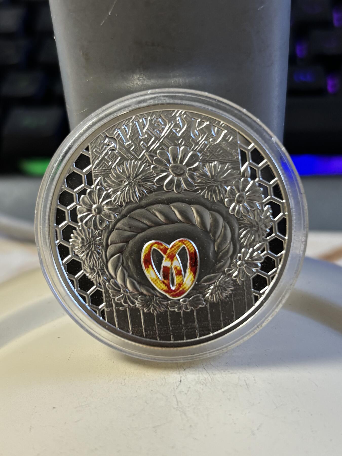 第193期拍卖 白俄罗斯2006年 斯拉夫人生活结婚戒指情侣对戒精制彩色纪念银币，925银，直径38.61毫米