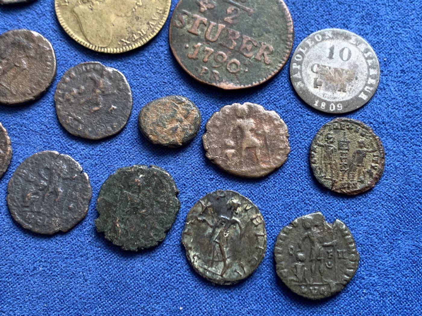 《竞宝斋》第468场 周日，周一 2场连拍 （全场包邮）欢迎送拍 16枚一组 早期钱币/代币 细节见图 总重37.65克