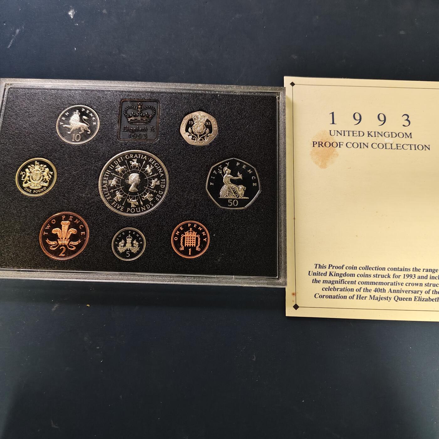 【全场包邮】纯粹捡漏拍511场 英国1993年官方精制套币-塑盒带证书-含5镑加冕40周年克朗精制纪念币