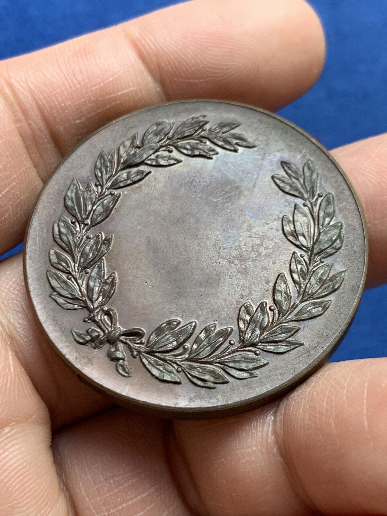 《竞宝斋》第468场 周日，周一 2场连拍 （全场包邮）欢迎送拍 英国19世纪拉格比公学（1567年办学，英国九大公学之一）无铭文铜章，盾徽细腻漂亮，整体铜光均匀，34.4克，38.9mm，带原盒