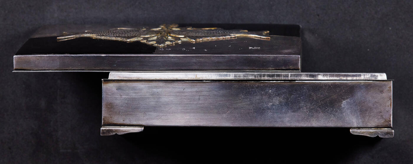 【俄甄集藏】2026年(049)03-18星期三 晚 19:30 全场包邮 日本大正时期银质镶嵌古董烟丝盒，名家宫本作品，长：165mm，宽：100mm，高：43mm，重量：418.4克，925银