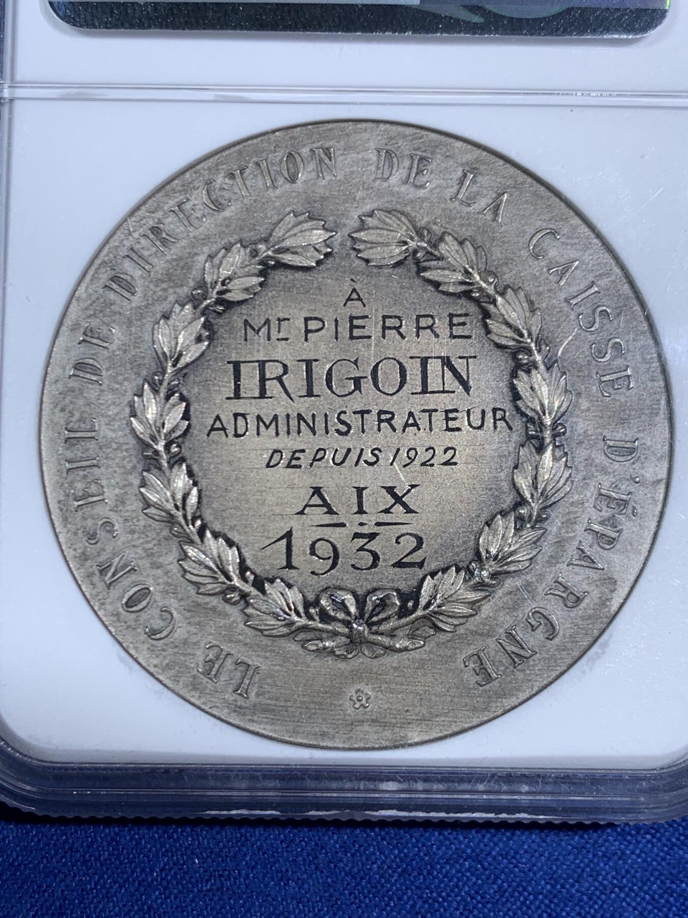 《竞宝斋》第468场 周日，周一 2场连拍 （全场包邮）欢迎送拍 NGC MS63 法国罗讷河口省储蓄银行银章，直径45毫米大规格。盒子左右边缘有磕