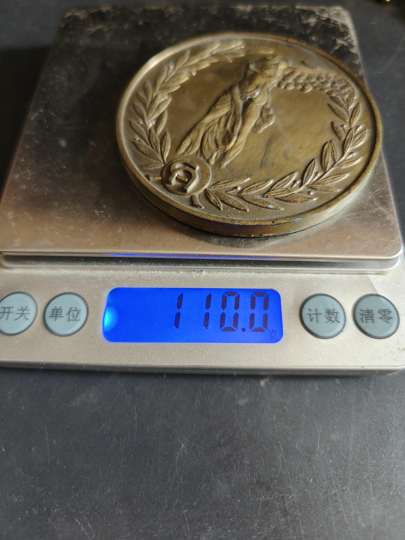 老王徽章第186期 法国农业信贷银行纪念章    原盒     正面为古希腊胜利女神     直径68mm     重量110g