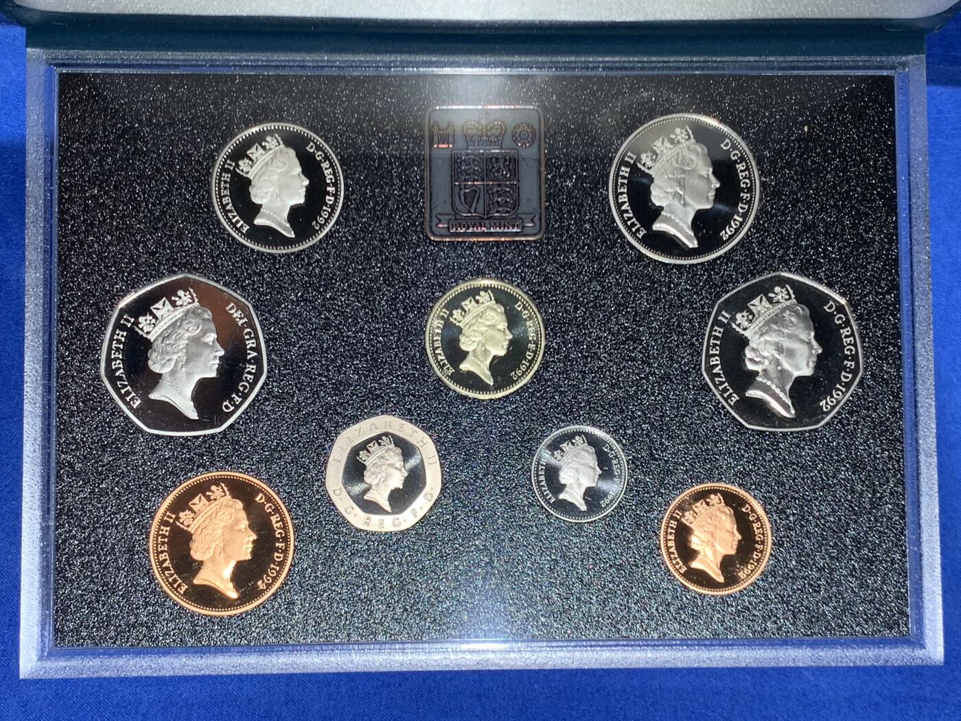 《竞宝斋》第468场 周日，周一 2场连拍 （全场包邮）欢迎送拍 英国1992年精制套币，带1枚1英镑橡树精制纪念币，1枚50便士欧洲部长理事会轮值主席精制纪念币，9枚币，盒证齐全，品相精美，高档盒装