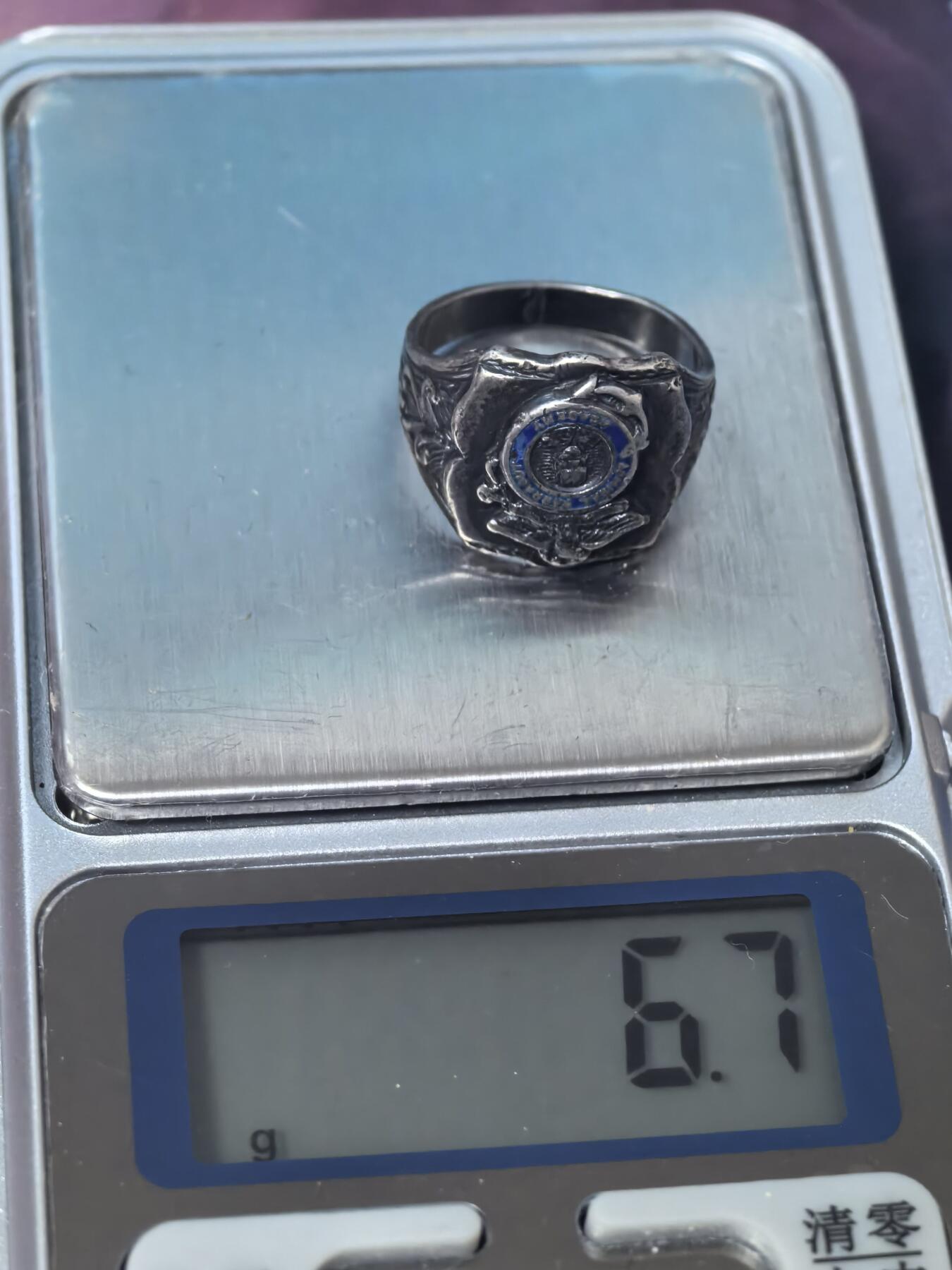 美德苏勋章奖章拍卖 本次各种都有 取消了保留价模式  德因原因只上2-3图 具体的想要的请联系我要完整图。都经过讨论未标明则全部是原品，保真 放心拍。3月4日晚上九点结束在麦稀奇 找不到的加我qq或者微信都是184277308备注苏章拍卖。 美国二战时期法拉古特舰队上将学院 纯银戒指 美国唯一一所荣誉海军学院 二战军版原品 非常稀有 内部有纯银标识