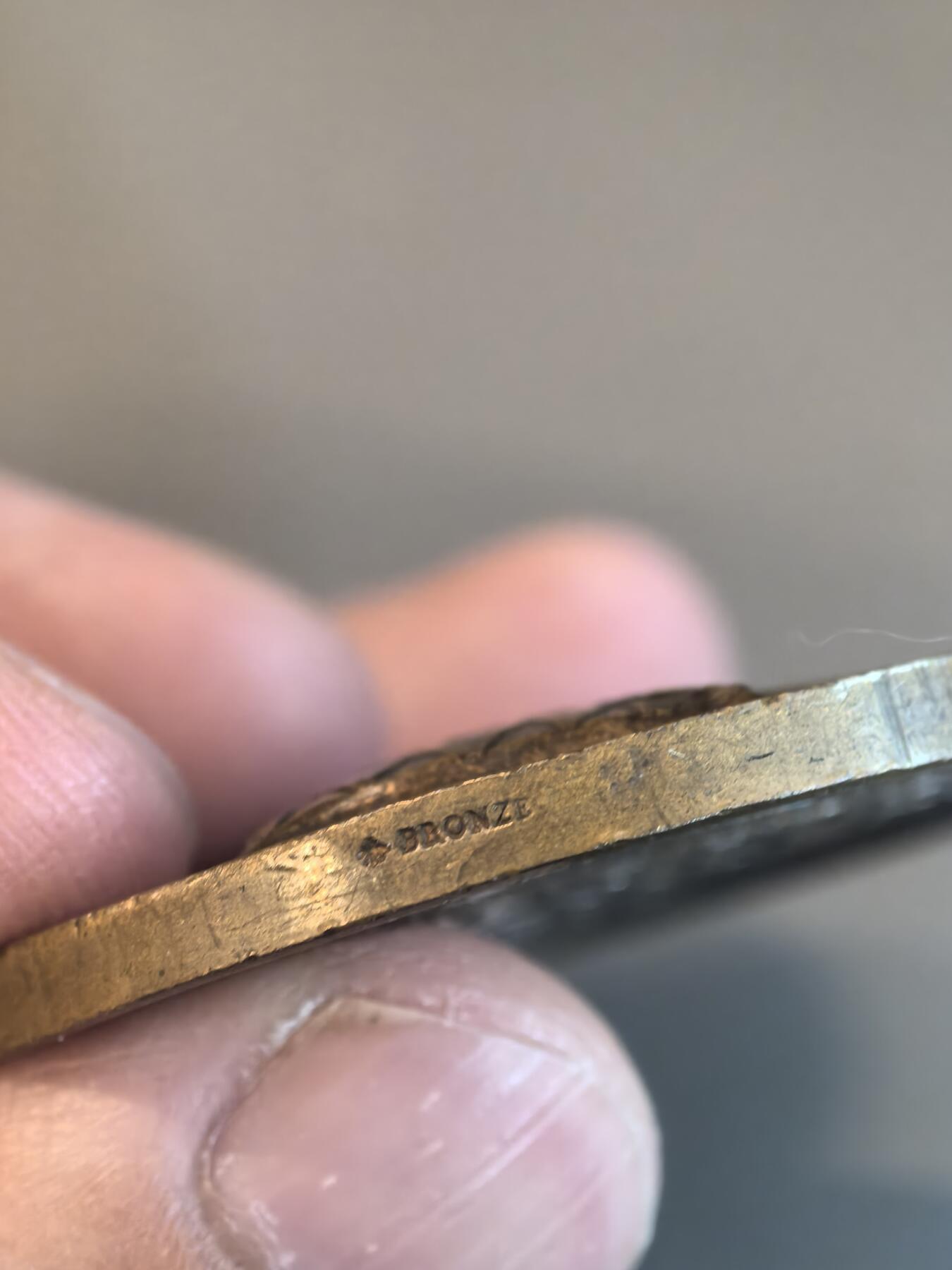 欧洲微章、铜章、银章和银币第三场 一枚来自19世纪初“世界名人钱币系”的纪念章，主题是纪念16世纪的法国人物让·库隆