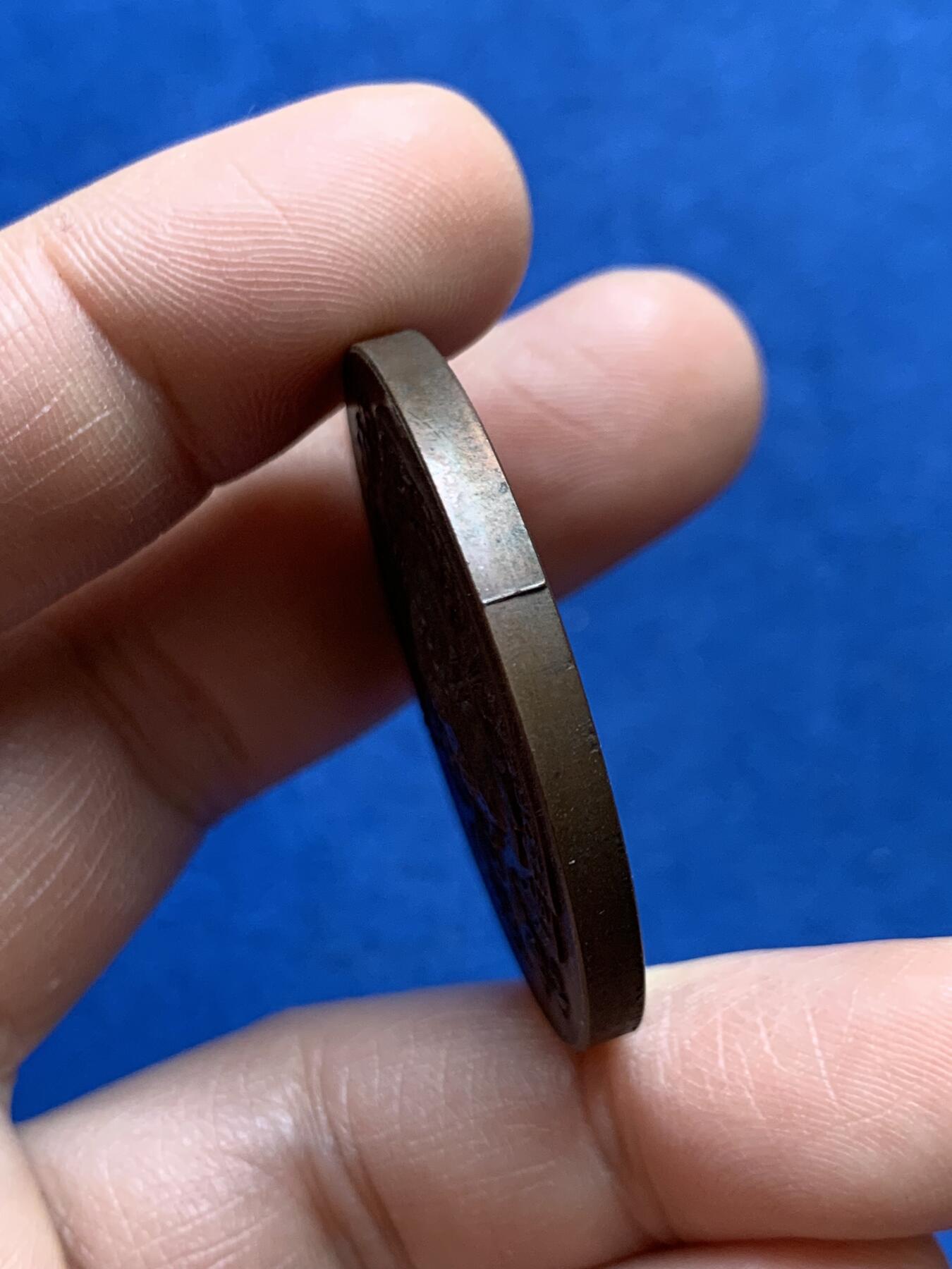 《竞宝斋》第468场 周日，周一 2场连拍 （全场包邮）欢迎送拍 英国19世纪拉格比公学（1567年办学，英国九大公学之一）无铭文铜章，盾徽细腻漂亮，整体铜光均匀，34.4克，38.9mm，带原盒