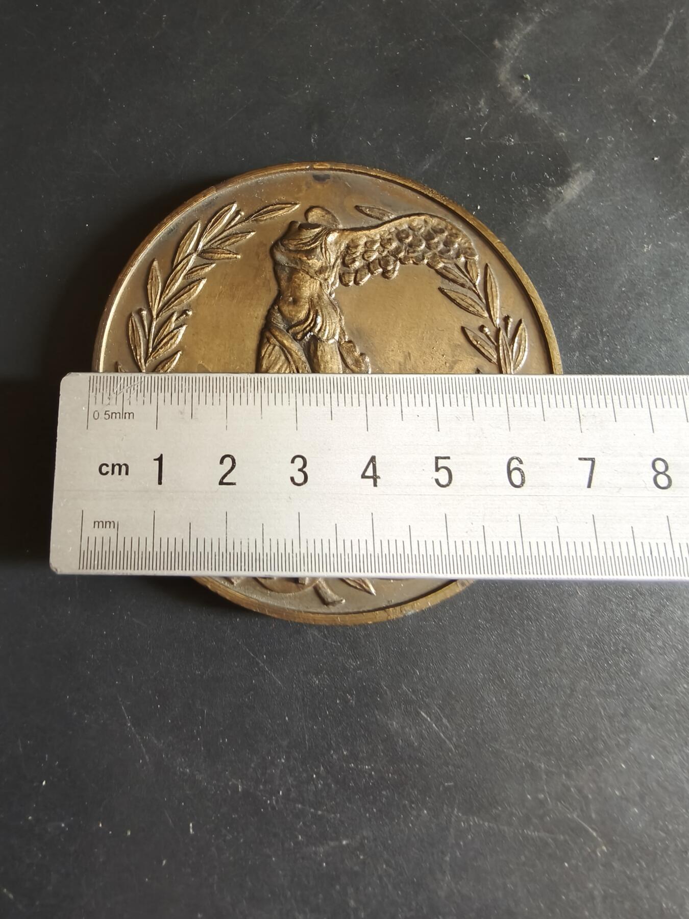 老王徽章第186期 法国农业信贷银行纪念章    原盒     正面为古希腊胜利女神     直径68mm     重量110g