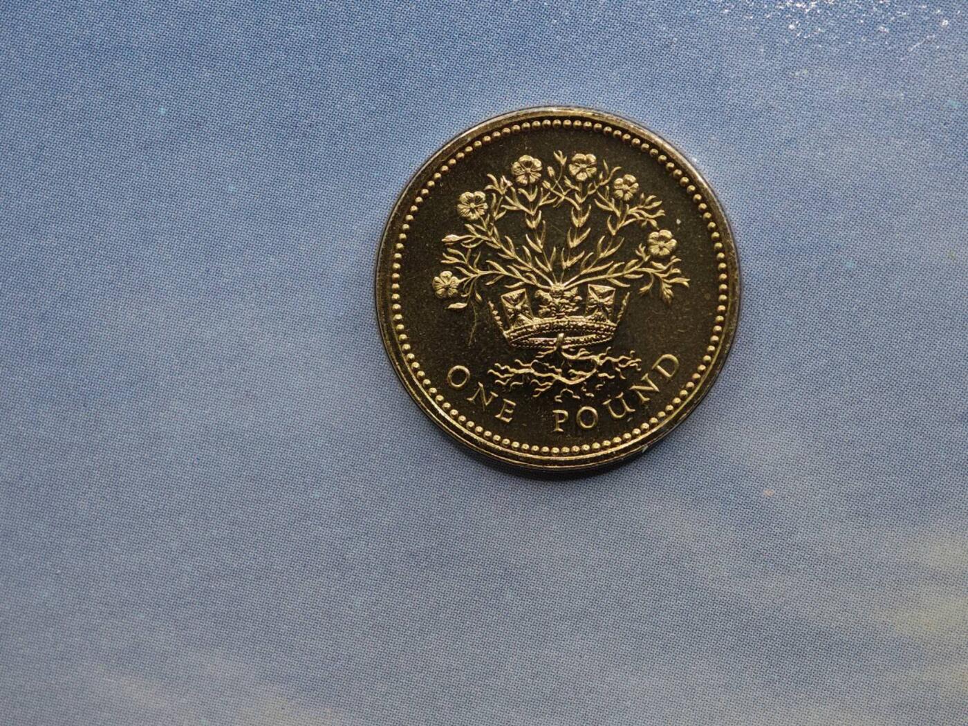  【淘币小摊】限时拍第八百七十八拍   克朗币邮币封场    每周一统一发货 英国1986年一镑卡册