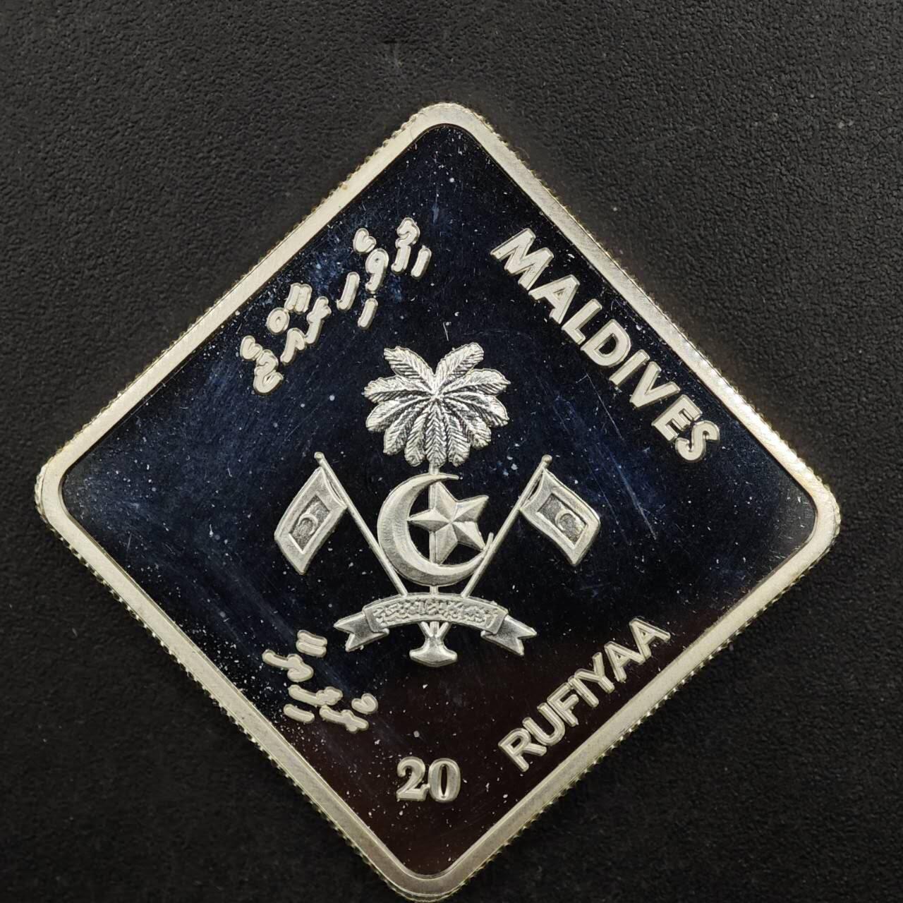 【淘币小摊】实时拍第八百七十九拍   银币套币场    每周一统一发货 （少见）马尔代夫2000年20卢菲亚彩色精制银币 千禧年 31.1克925银 发行量：仅200