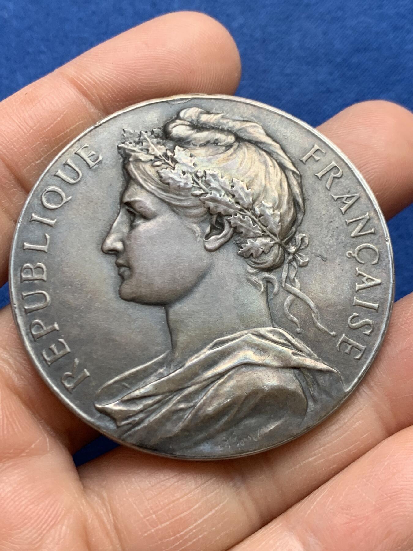 《竞宝斋》第468场 周日，周一 2场连拍 （全场包邮）欢迎送拍 1903年法国商业和工业部博雷尔大银章，少见品，带原盒，名家”Borrel“雕刻品相佳。正面雕刻花环玛丽安娜女神像，背面则是玛丽安娜女神为工人及商人授予桂冠。细节满满。铭文”工商联合会”，“艺术麦朵尔收录经典名章”，直径：50mm，重：60.5g，丰饶角银标