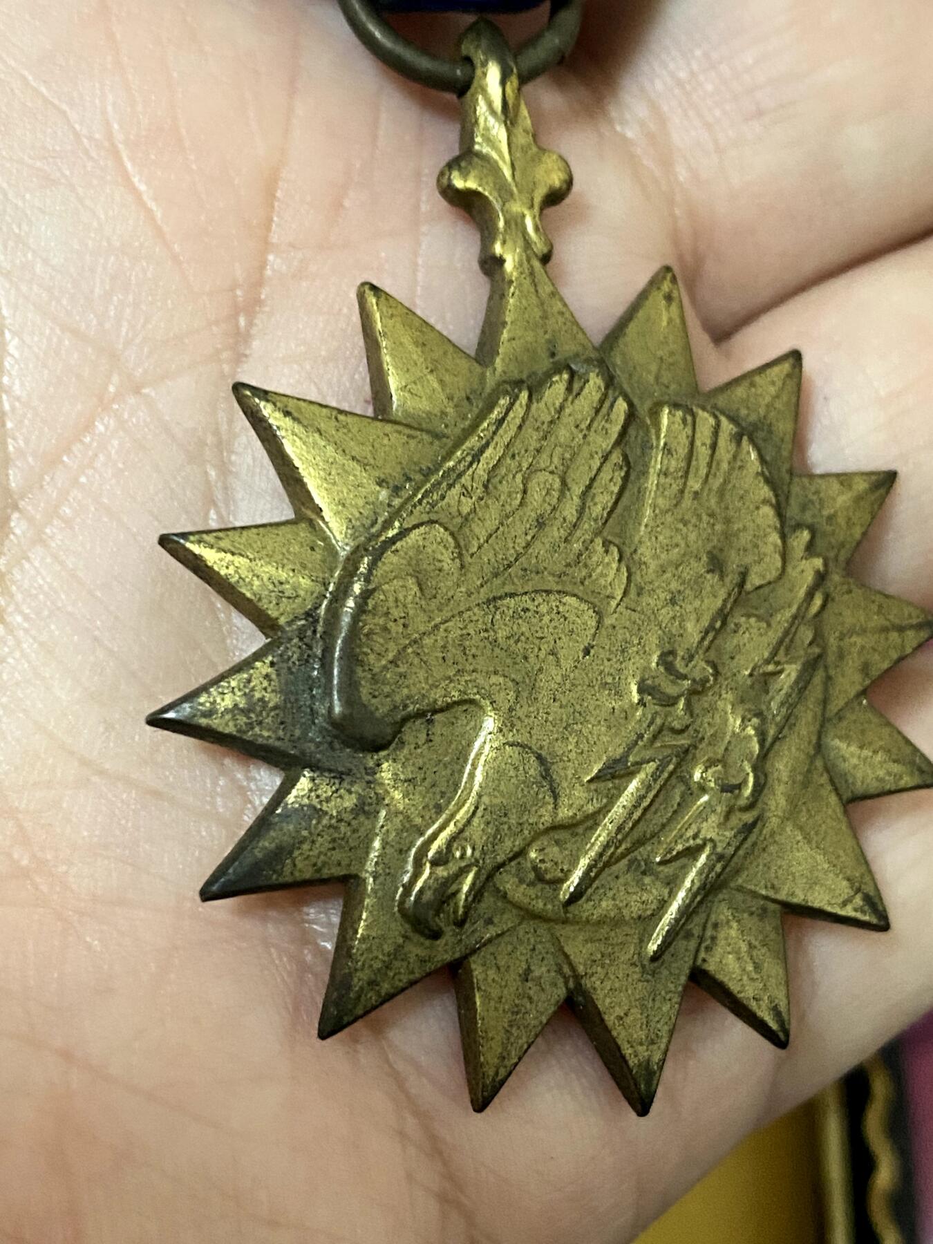 美德苏勋章奖章拍卖 本次各种都有 取消了保留价模式  德因原因只上2-3图 具体的想要的请联系我要完整图。都经过讨论未标明则全部是原品，保真 放心拍。3月4日晚上九点结束在麦稀奇 找不到的加我qq或者微信都是184277308备注苏章拍卖。