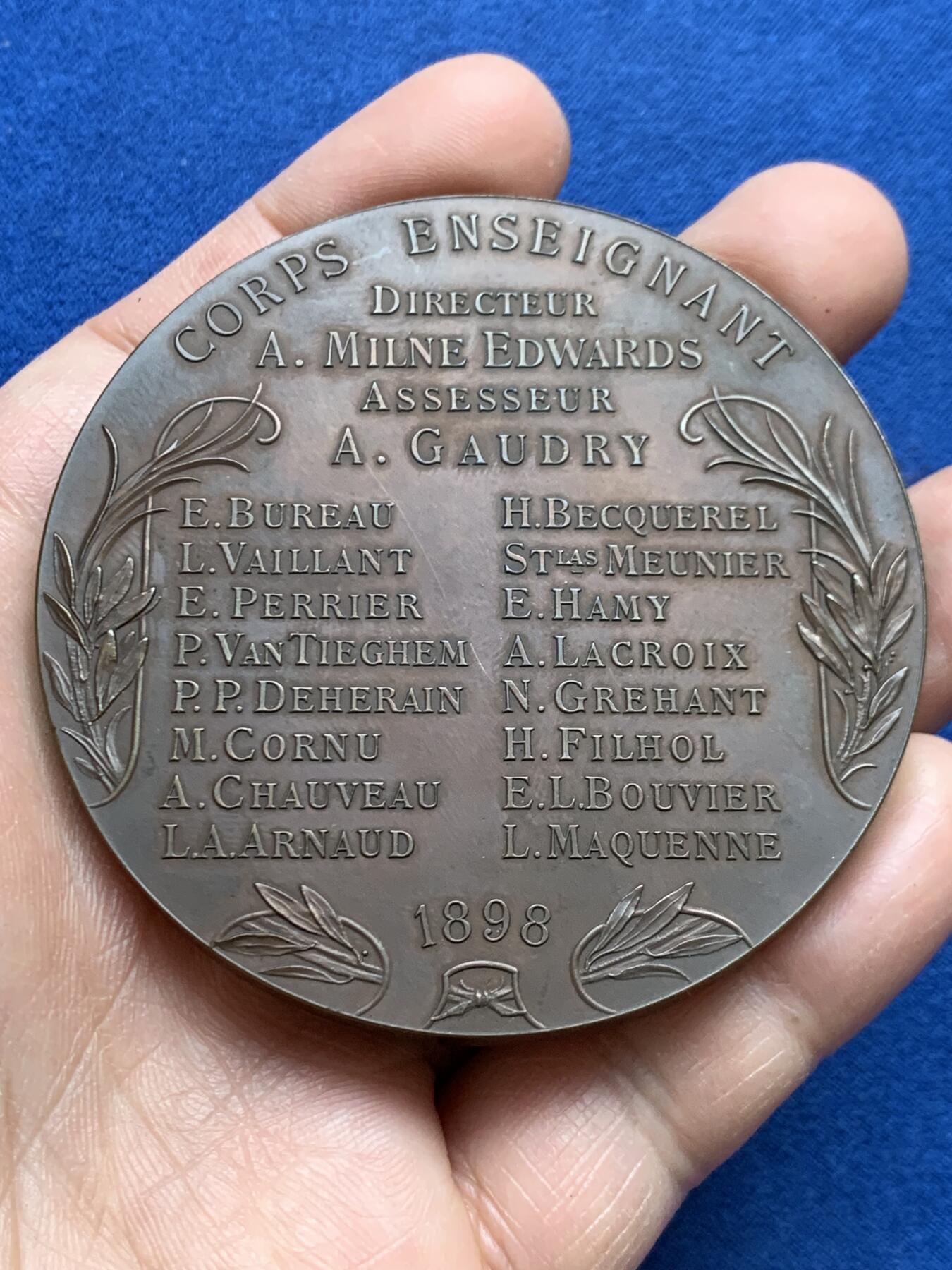 《竞宝斋》第468场 周日，周一 2场连拍 （全场包邮）欢迎送拍 1898年法国巴黎国立自然历史博物馆新馆落成纪念大铜章 148.5克 67.5mm 丰饶角铜标 带原盒 好品 稀有