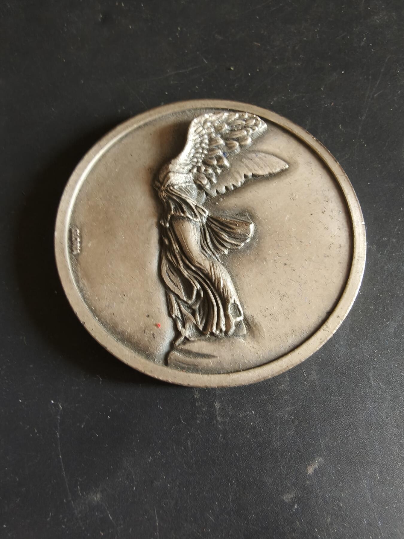 老王徽章第186期 法国1982年奥恩省蓬杜伊苹果博览会纪念章     原盒，盒子背面有损    正面为古希腊胜利女神    直径68mm    重量134.6g 