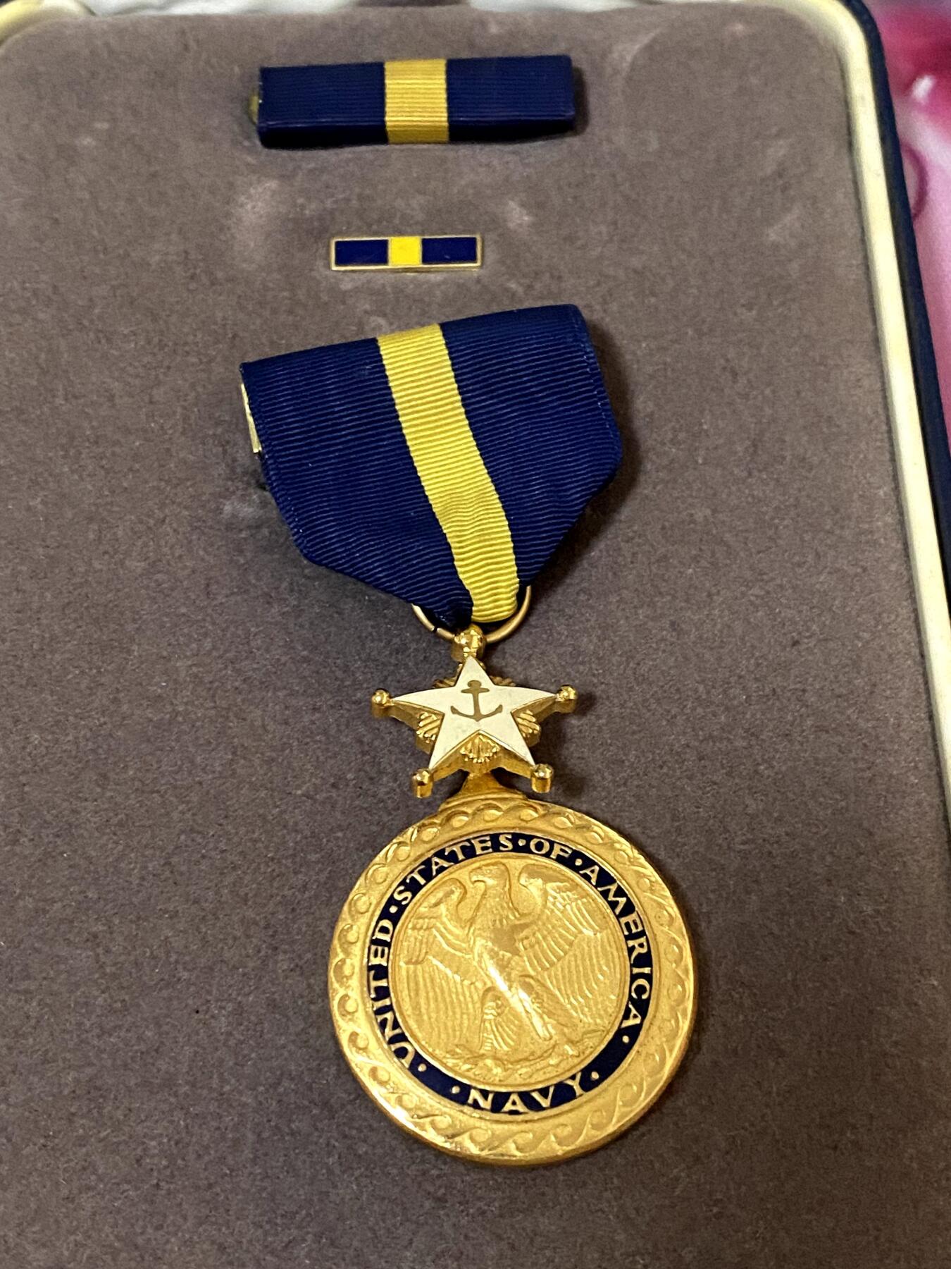 美德苏勋章奖章拍卖 本次各种都有 取消了保留价模式  德因原因只上2-3图 具体的想要的请联系我要完整图。都经过讨论未标明则全部是原品，保真 放心拍。3月4日晚上九点结束在麦稀奇 找不到的加我qq或者微信都是184277308备注苏章拍卖。