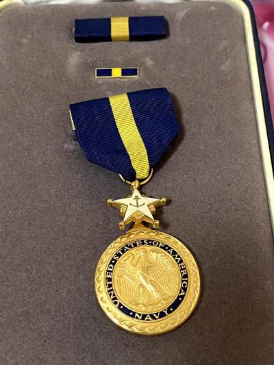 美德苏勋章奖章拍卖 本次各种都有 取消了保留价模式  德因原因只上2-3图 具体的想要的请联系我要完整图。都经过讨论未标明则全部是原品，保真 放心拍。3月4日晚上九点结束在麦稀奇 找不到的加我qq或者微信都是184277308备注苏章拍卖。 -  美国海军杰出服役勋章 (Navy Distinguished Service Medal)勋略，胸针齐全 带原盒 应该是官方换发第三版 品相非常好