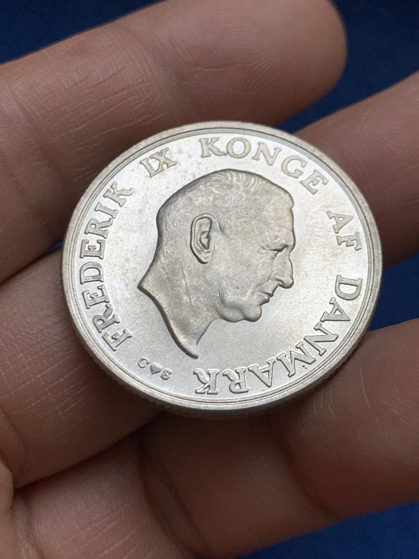 《竞宝斋》第468场 周日，周一 2场连拍 （全场包邮）欢迎送拍 丹麦1958年弗雷德里克九世-玛格丽特公主双面人像2克朗银币 800银 重约15克