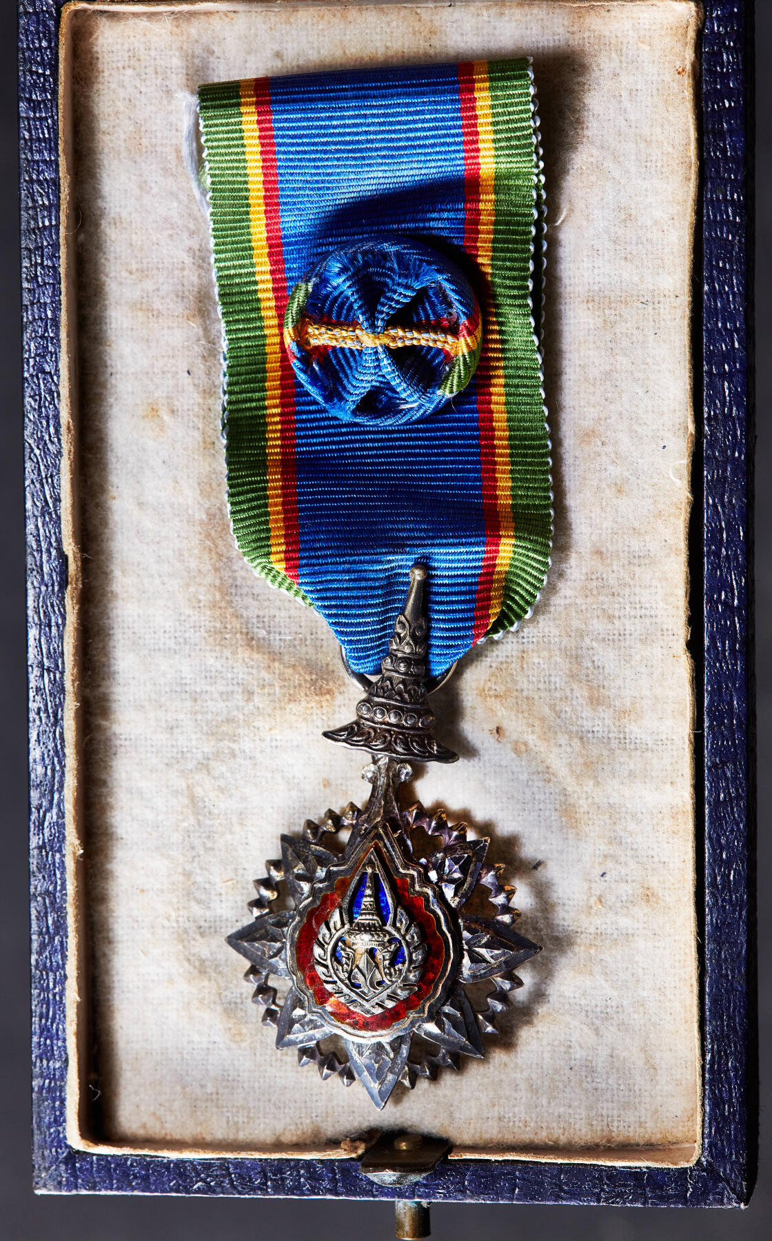 【俄甄集藏】2026年(049)03-18星期三 晚 19:30 全场包邮 泰国军官级王冠勋章，银质珐琅，带原盒，直径：32mm，重量约：16.6克，红色珐琅部分有局部开片