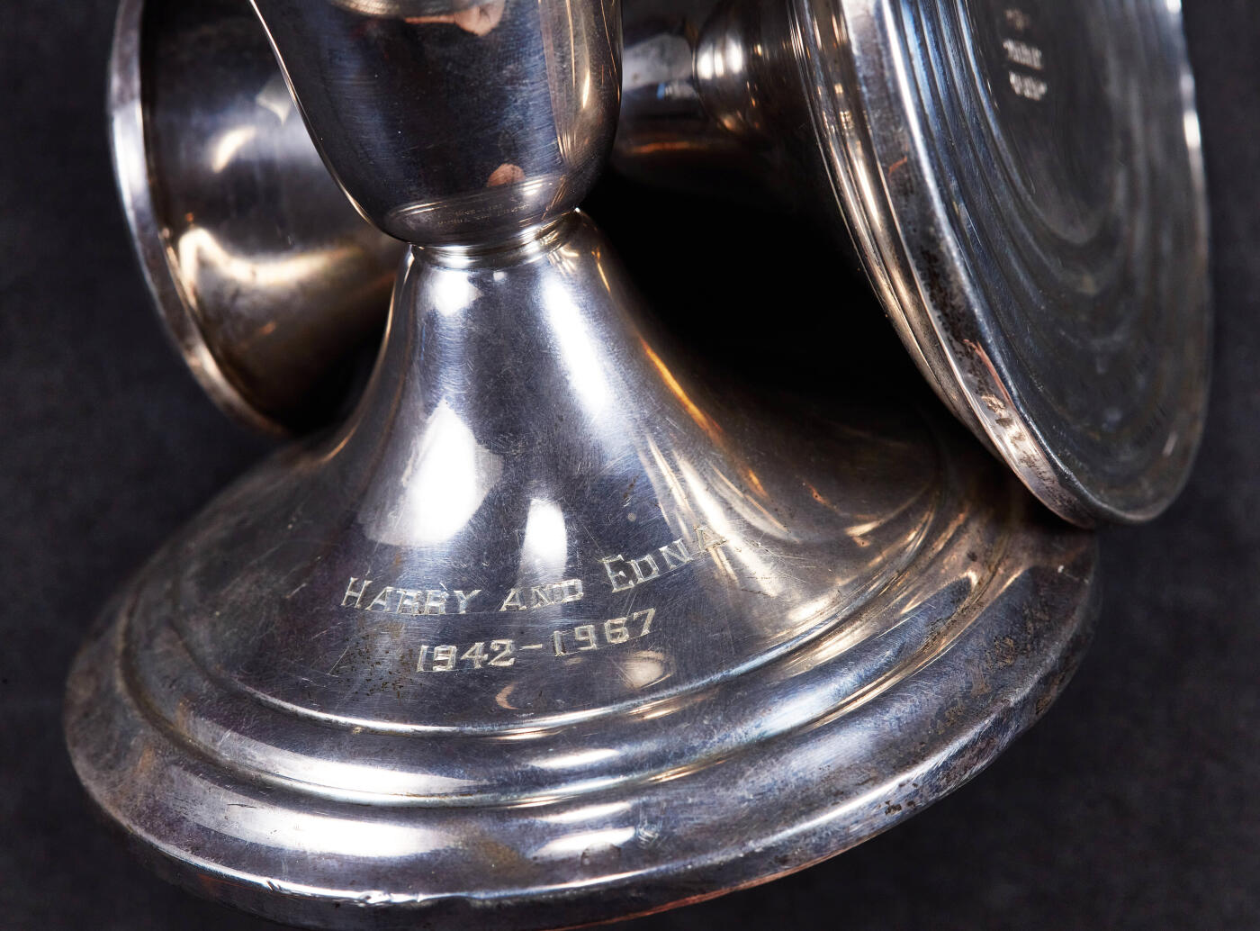 【俄甄集藏】2026年(049)03-18星期三 晚 19:30 全场包邮 英国1967年银婚纪念古董银烛台2支一对，底座直径：95mm，高：85mm，口直径：50mm，重量：629.5克，烛台有配重，有使用痕迹，925银，含银比重约20%