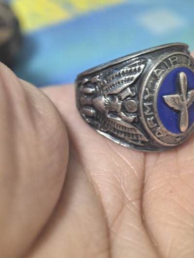 美德苏勋章奖章拍卖 本次各种都有 取消了保留价模式  德因原因只上2-3图 具体的想要的请联系我要完整图。都经过讨论未标明则全部是原品，保真 放心拍。3月4日晚上九点结束在麦稀奇 找不到的加我qq或者微信都是184277308备注苏章拍卖。 - 美国二战时期陆军航空兵 机械师戒指 甜心戒指（Sweetheart Ring）二战军版原品 非常稀有 内部有纯银标识