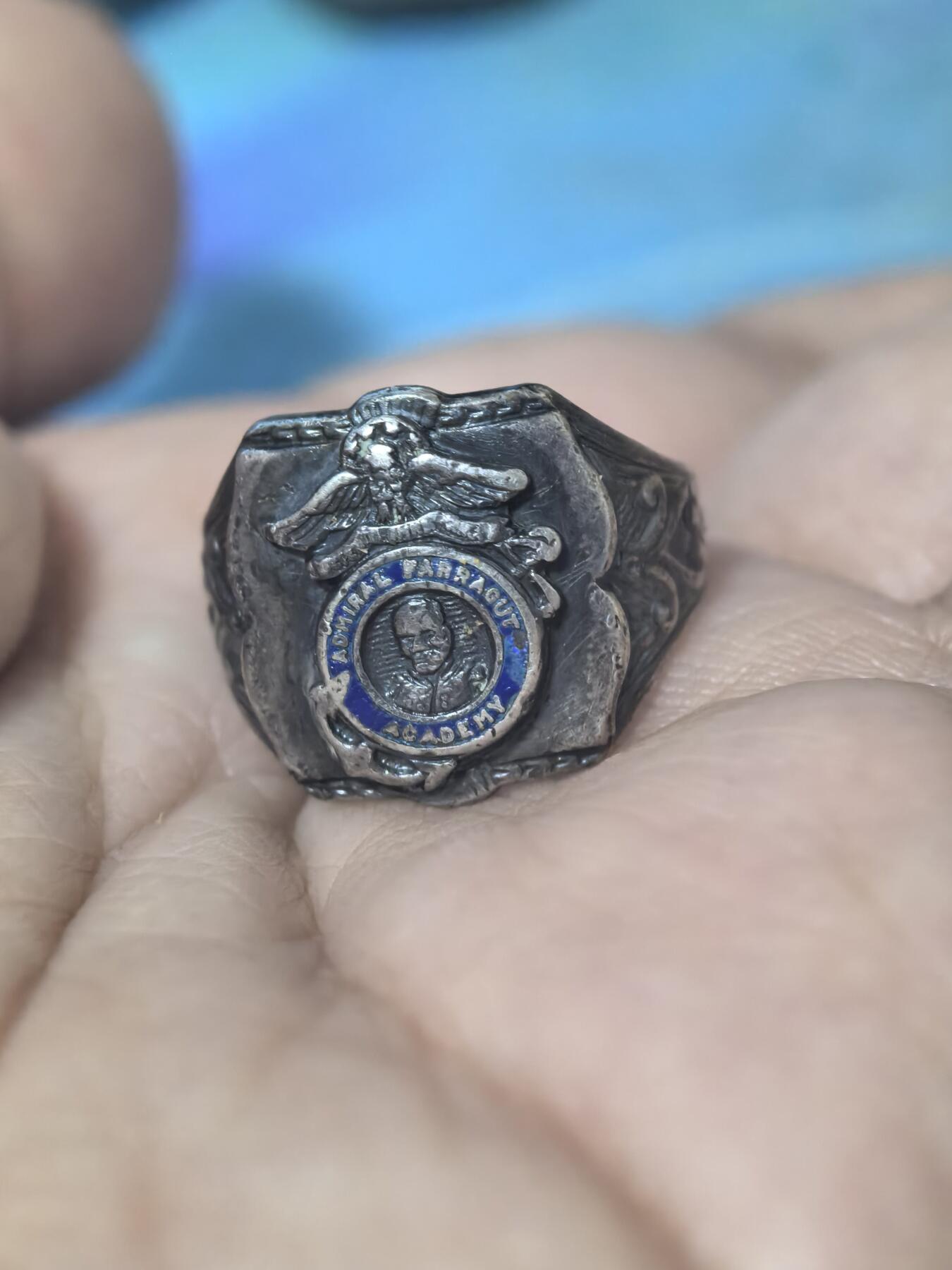 美德苏勋章奖章拍卖 本次各种都有 取消了保留价模式  德因原因只上2-3图 具体的想要的请联系我要完整图。都经过讨论未标明则全部是原品，保真 放心拍。3月4日晚上九点结束在麦稀奇 找不到的加我qq或者微信都是184277308备注苏章拍卖。 美国二战时期法拉古特舰队上将学院 纯银戒指 美国唯一一所荣誉海军学院 二战军版原品 非常稀有 内部有纯银标识