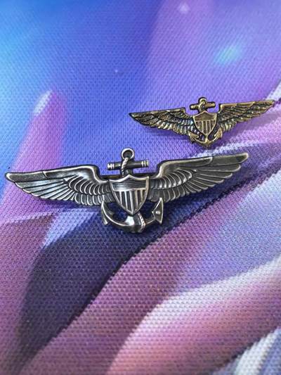 美德苏勋章奖章拍卖 本次各种都有 取消了保留价模式  德因原因只上2-3图 具体的想要的请联系我要完整图。都经过讨论未标明则全部是原品，保真 放心拍。3月4日晚上九点结束在麦稀奇 找不到的加我qq或者微信都是184277308备注苏章拍卖。 - 美国海军飞行翼章带迷你 背后有银标 大小一对非常漂亮 也很稀有 二战或战后早期的军品原版 