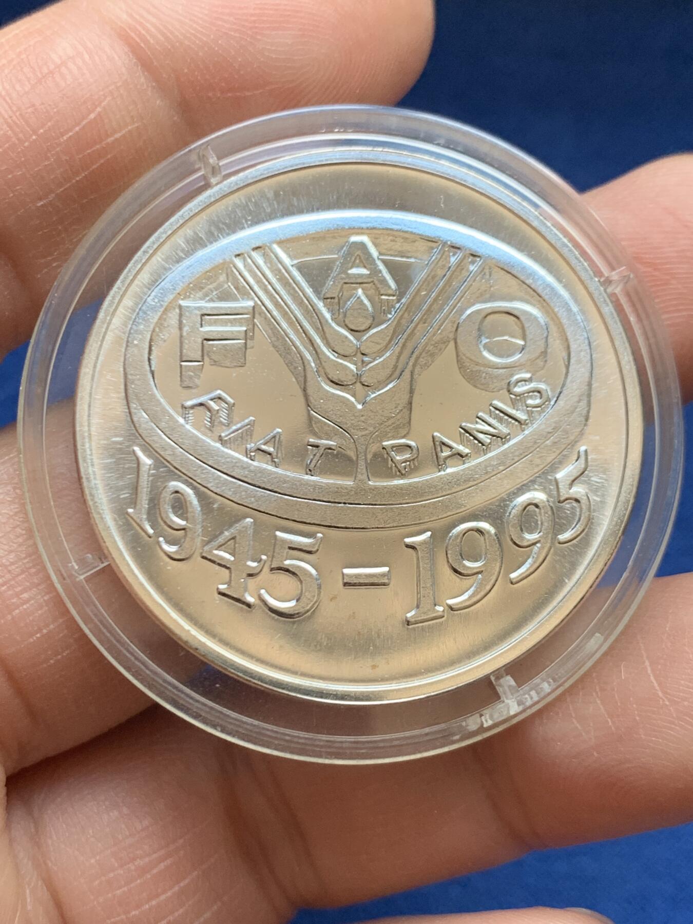 《竞宝斋》第468场 周日，周一 2场连拍 （全场包邮）欢迎送拍 罗马尼亚1995年FAO五十周年银币 27.65g 925银