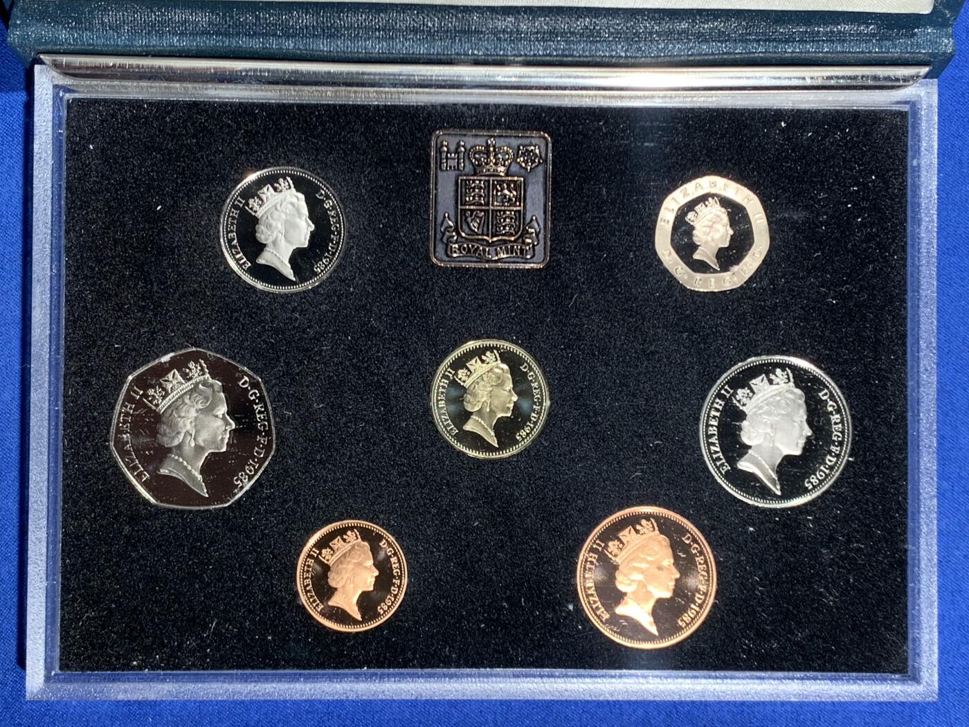 《竞宝斋》第468场 周日，周一 2场连拍 （全场包邮）欢迎送拍 英国1985年精制套币 带1枚1英镑威尔士韭葱精制纪念币 7枚币 盒证齐全 品相精美 高档盒装