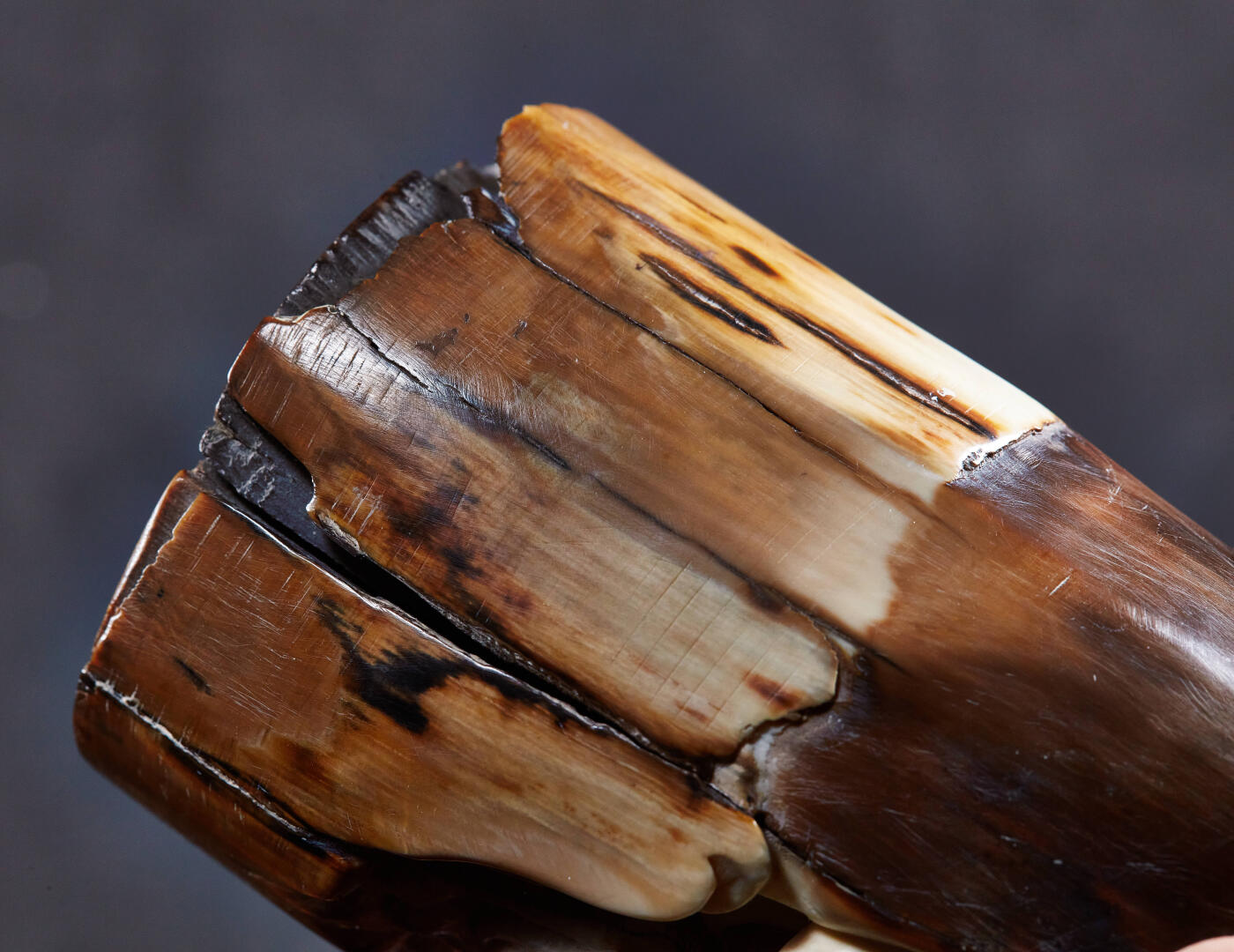 【俄甄集藏】2026年(049)03-18星期三 晚 19:30 全场包邮 日本大正时期古董彩绘白色珍贵材料弥勒佛摆件，高：90mm，宽：60mm，重量：299.5克，赠送木质底座与锦盒