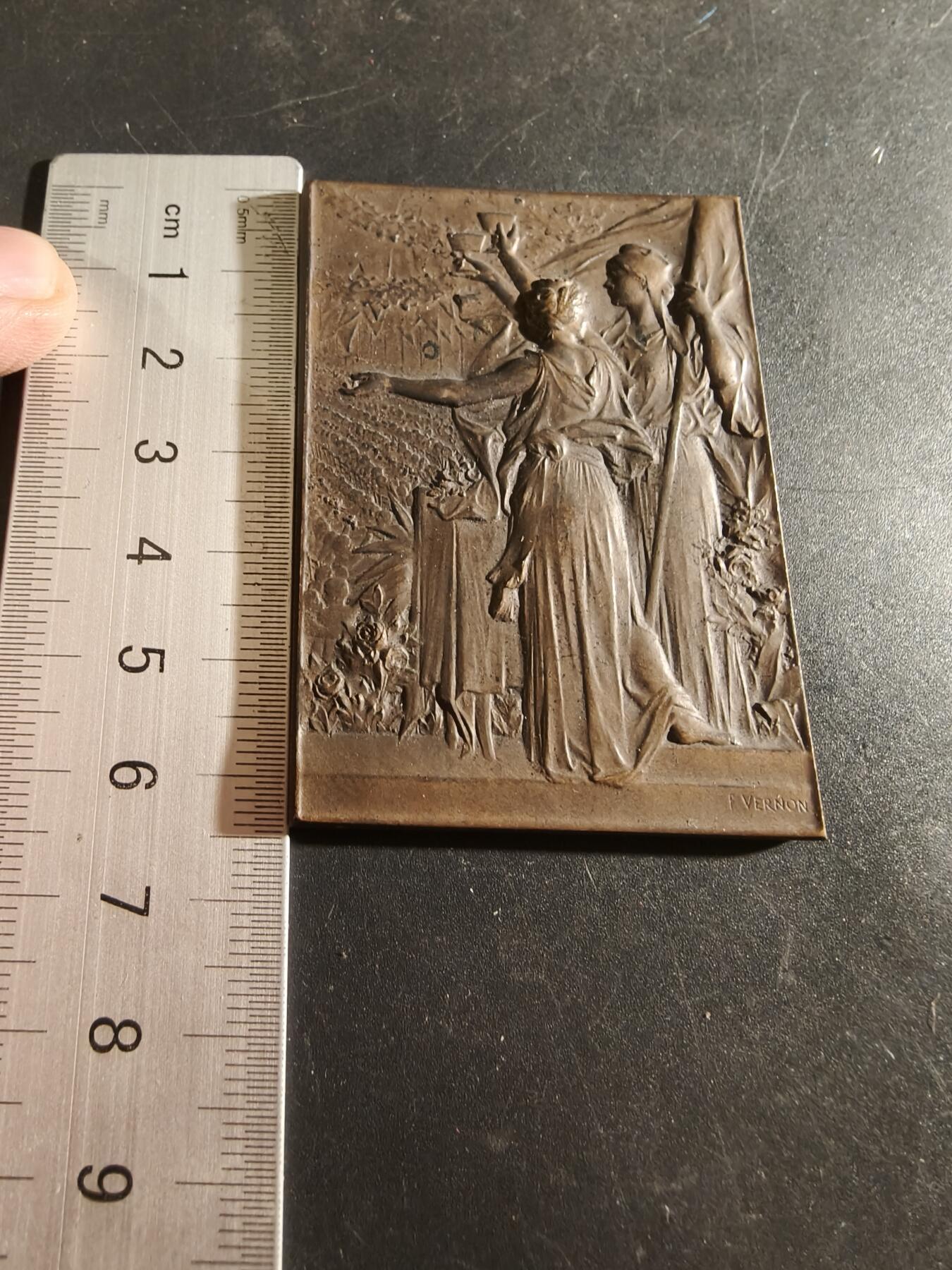 老王徽章第186期 法国1900年巴黎世博会市长宴会方形大铜章    大师维农作品     尺寸65×43mm      重量72.9g