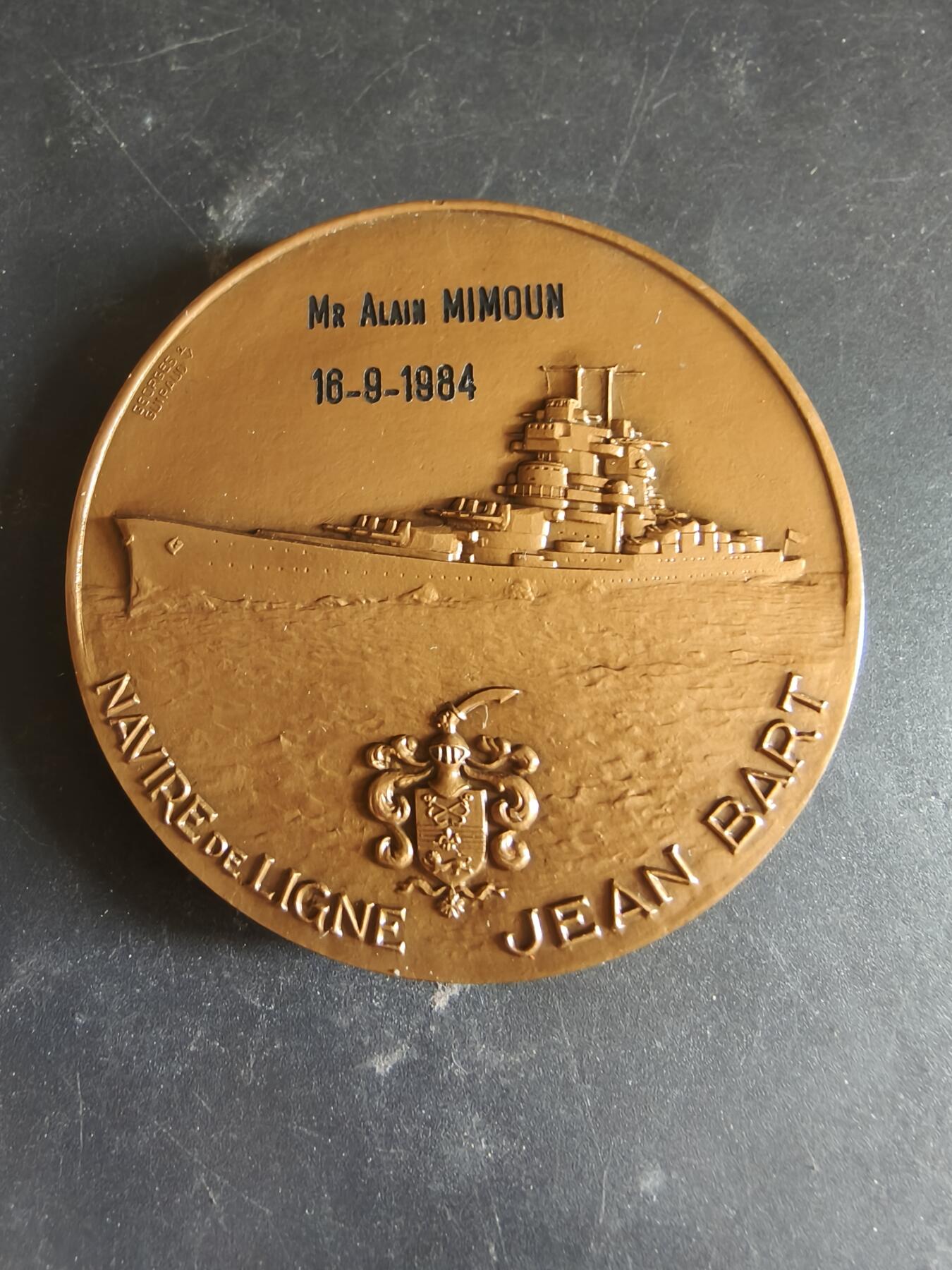 老王徽章第186期 法国战列舰“让·巴尔”号战列舰大铜章     乔治·吉罗作品    正面为法国著名海军将领让·巴尔将军     原盒      直径68mm    重量198.3g     高浮雕