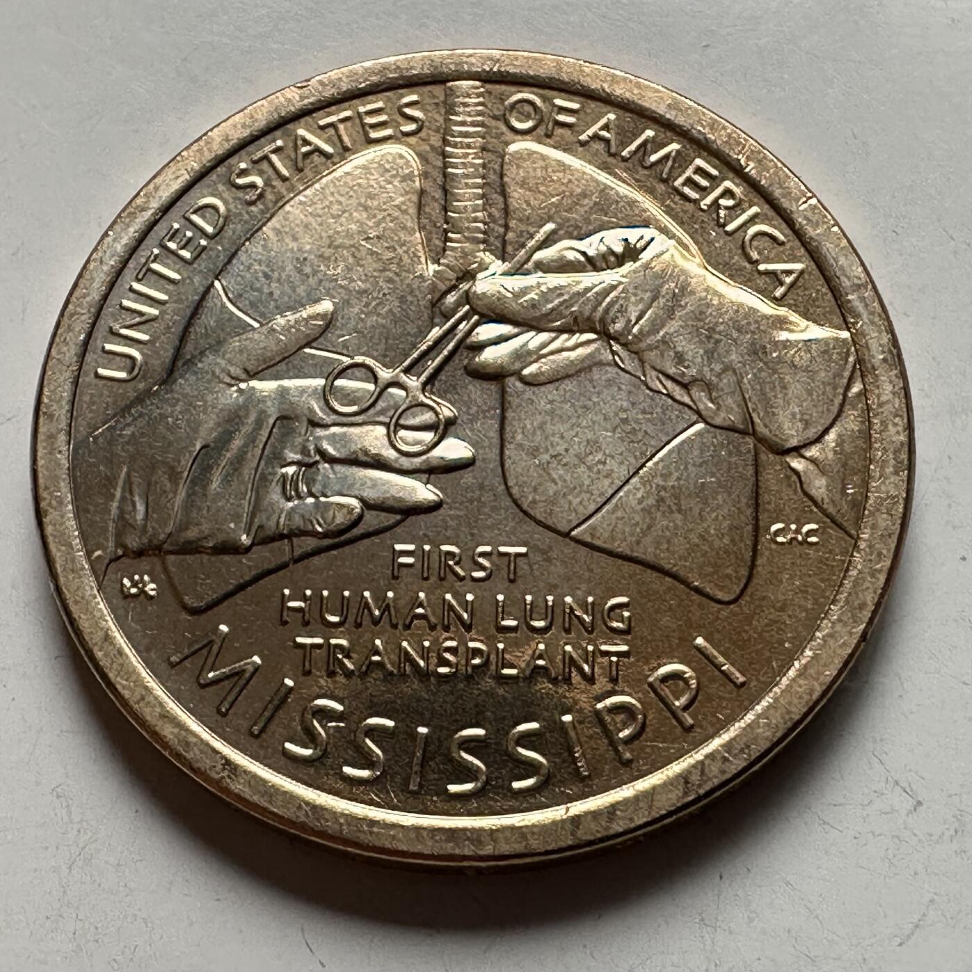 🌹外币初藏🌹🐯2026年第26场  各国纪念币专场 每周二四六晚8️⃣点 接代拍 美国 2023年 创新者系列密西西比州主题 纪念人类首例肺移植的医学突破成就 1元纪念币