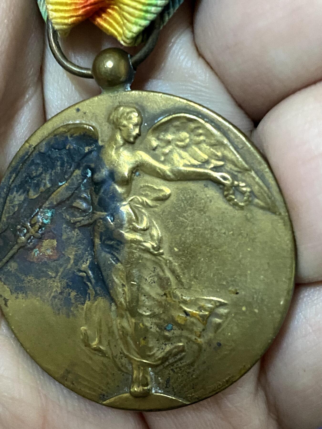 美德苏勋章奖章拍卖 本次各种都有 取消了保留价模式  德因原因只上2-3图 具体的想要的请联系我要完整图。都经过讨论未标明则全部是原品，保真 放心拍。3月4日晚上九点结束在麦稀奇 找不到的加我qq或者微信都是184277308备注苏章拍卖。