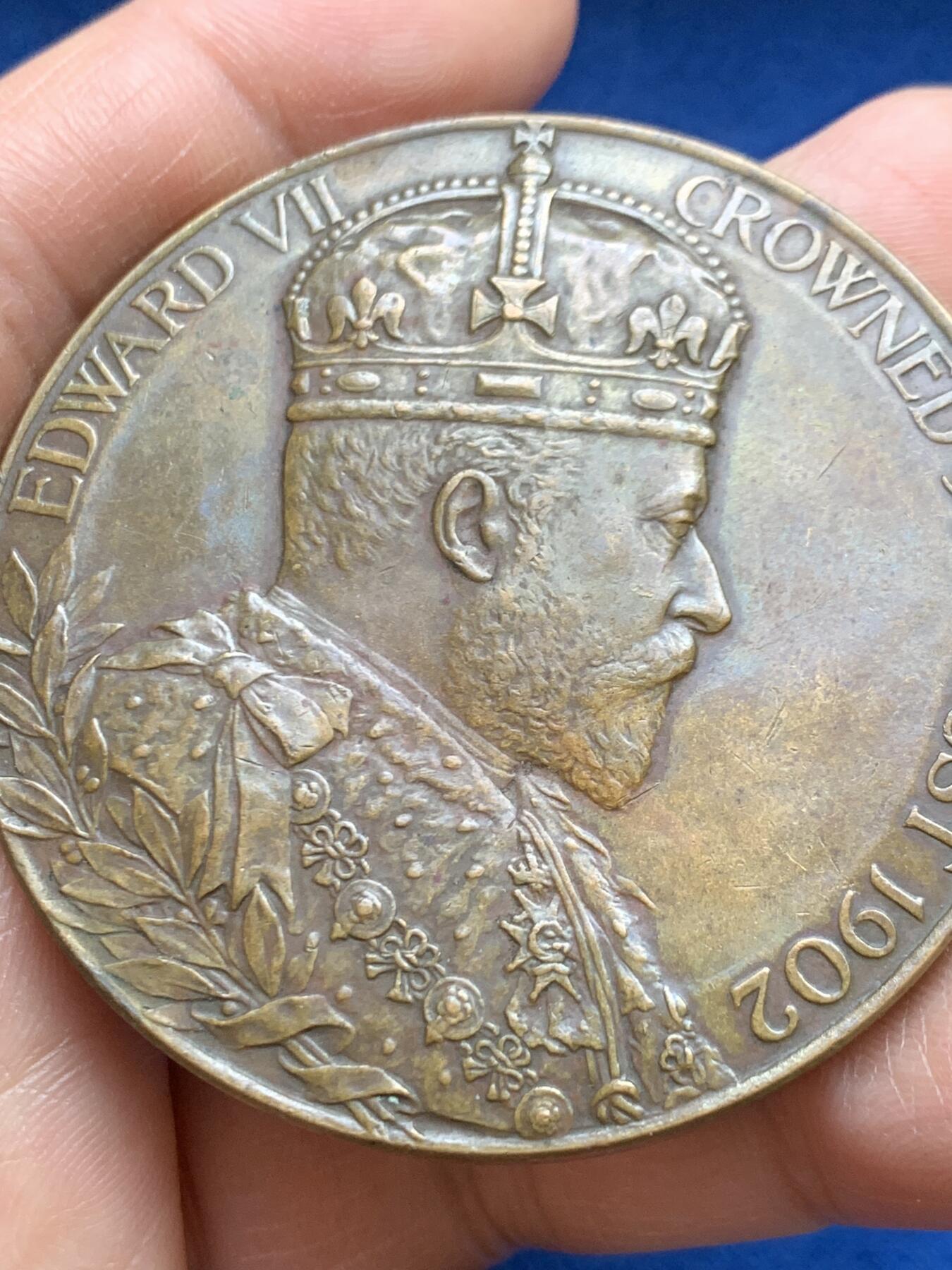 《竞宝斋》第468场 周日，周一 2场连拍 （全场包邮）欢迎送拍 英国1902年爱德华七世和亚历山德拉皇后双面大铜章，纪念爱德华七世加冕，表面温润，品相不错。79克，55.2mm