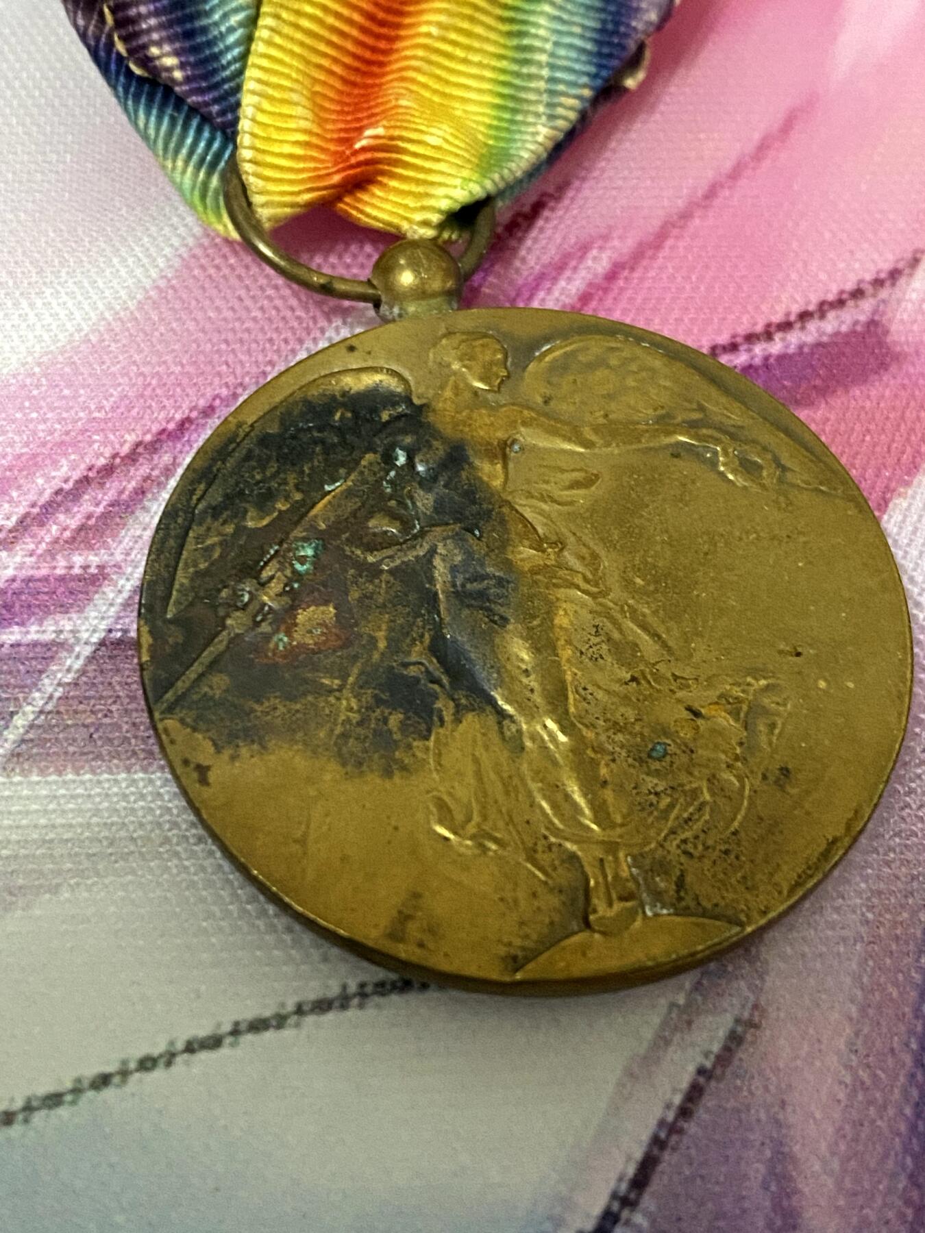 美德苏勋章奖章拍卖 本次各种都有 取消了保留价模式  德因原因只上2-3图 具体的想要的请联系我要完整图。都经过讨论未标明则全部是原品，保真 放心拍。3月4日晚上九点结束在麦稀奇 找不到的加我qq或者微信都是184277308备注苏章拍卖。