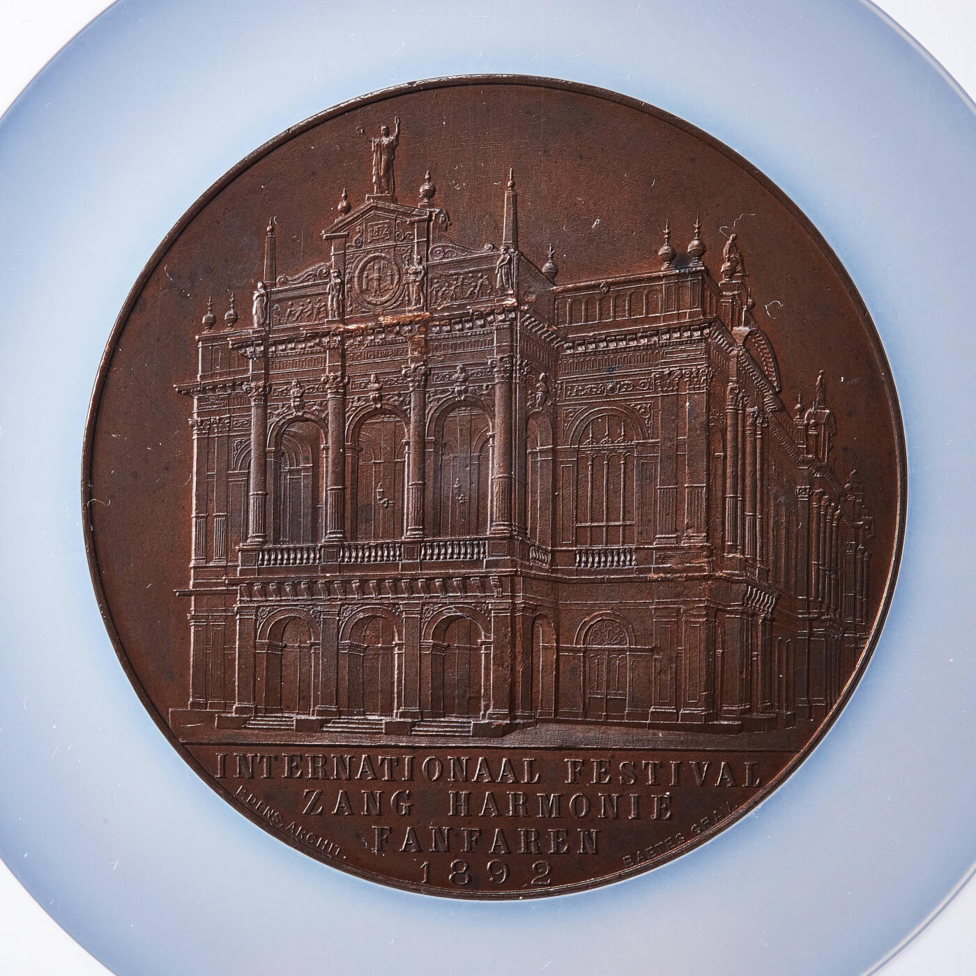 【俄甄集藏】2026年(049)03-18星期三 晚 19:30 全场包邮 比利时1892年纪念安特卫普音乐节庆典大铜章，NGC MS64，高浮雕，设计精美，巧克力包浆，雕刻名家贝特斯作品，顶级状态，直径67mm，背面为安特卫普市立剧院（1945年焚毁），盒体边缘有小磕损，野人盾徽里的名誉品种