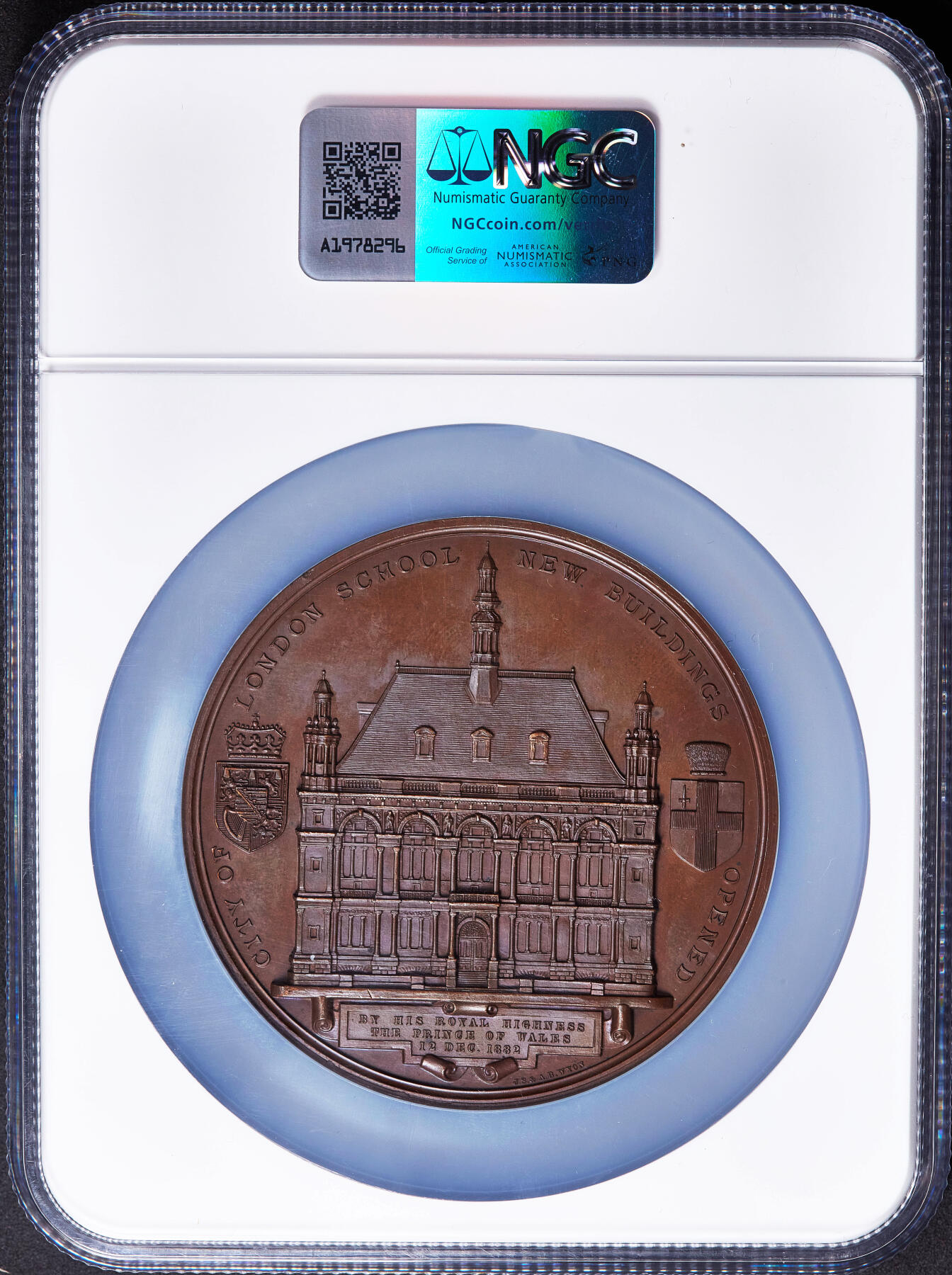 【俄甄集藏】2026年(049)03-18星期三 晚 19:30 全场包邮 英国1882年威尔士亲王（爱德华七世）与王妃亚历山德拉头像纪念伦敦市立学校新校舍落成大铜章，NGC MS63，高浮雕，设计精美，巧克力包浆，直径：75mm