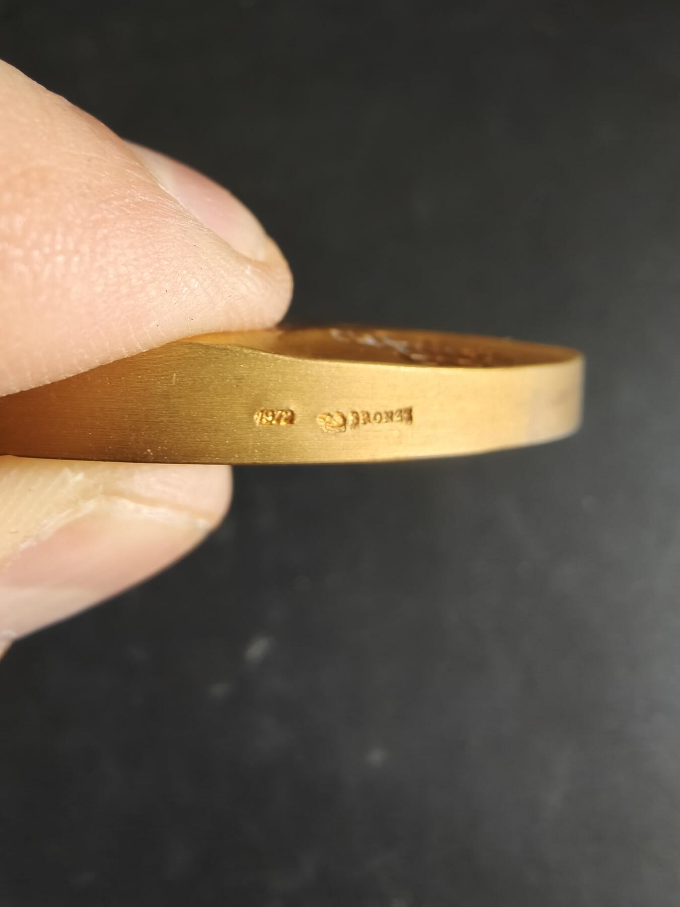 老王徽章第186期 法国里昂信贷银行25年服务镀金大铜章    原盒    大师皮列作品     直径80mm    重量285g