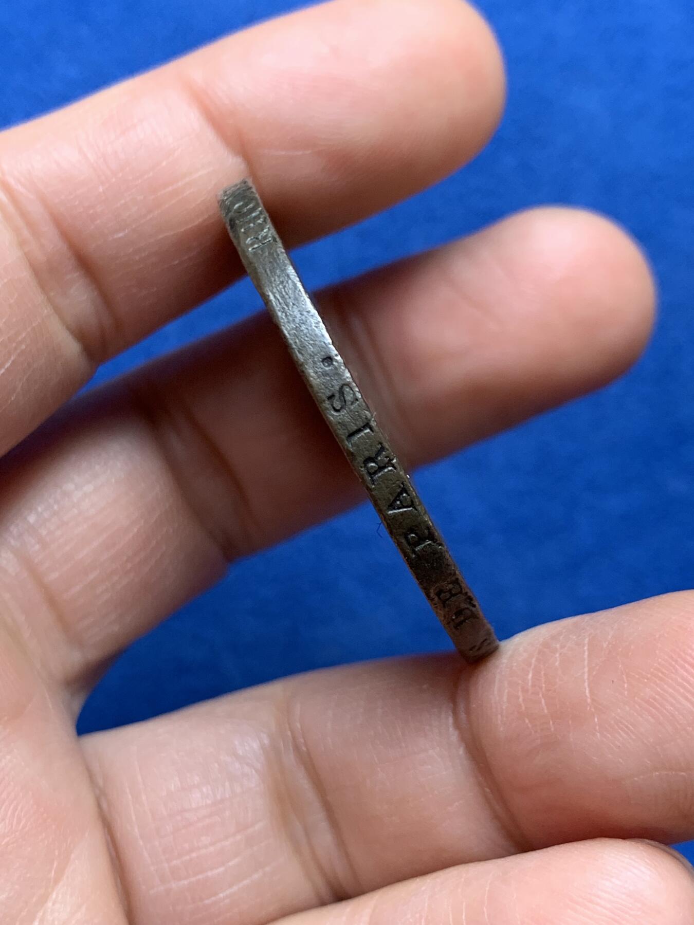 《竞宝斋》第468场 周日，周一 2场连拍 （全场包邮）欢迎送拍 法国莫奈龙5苏铜币，1792年打制，重约：26.8克。由实业家莫奈龙三兄弟委托雕模师奥古斯丁·杜普雷（后成为巴黎造币厂总雕模师）并交苏荷（Soho）造币厂打制，正面图案为1790年7月14日纪念攻占巴士底狱一周年在战神广场举行宣誓场景/边铭文字：巴黎、罗讷、卢瓦尔、加尔省