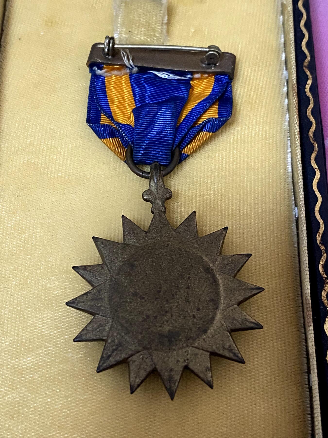 美德苏勋章奖章拍卖 本次各种都有 取消了保留价模式  德因原因只上2-3图 具体的想要的请联系我要完整图。都经过讨论未标明则全部是原品，保真 放心拍。3月4日晚上九点结束在麦稀奇 找不到的加我qq或者微信都是184277308备注苏章拍卖。