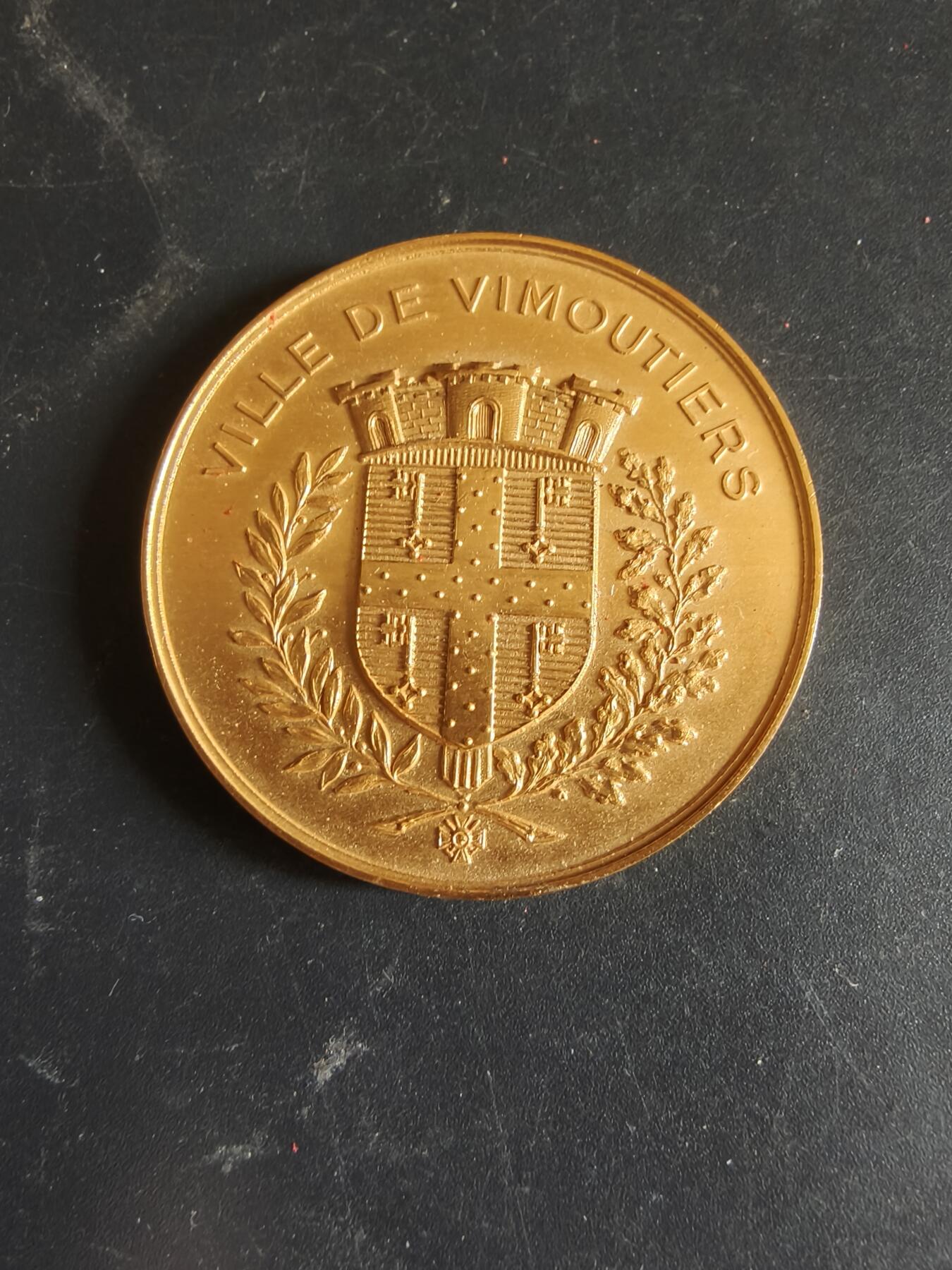 老王徽章第186期 法国维穆捷市镀金大铜章    原盒    大师莫隆作品    直径41mm    重量33g