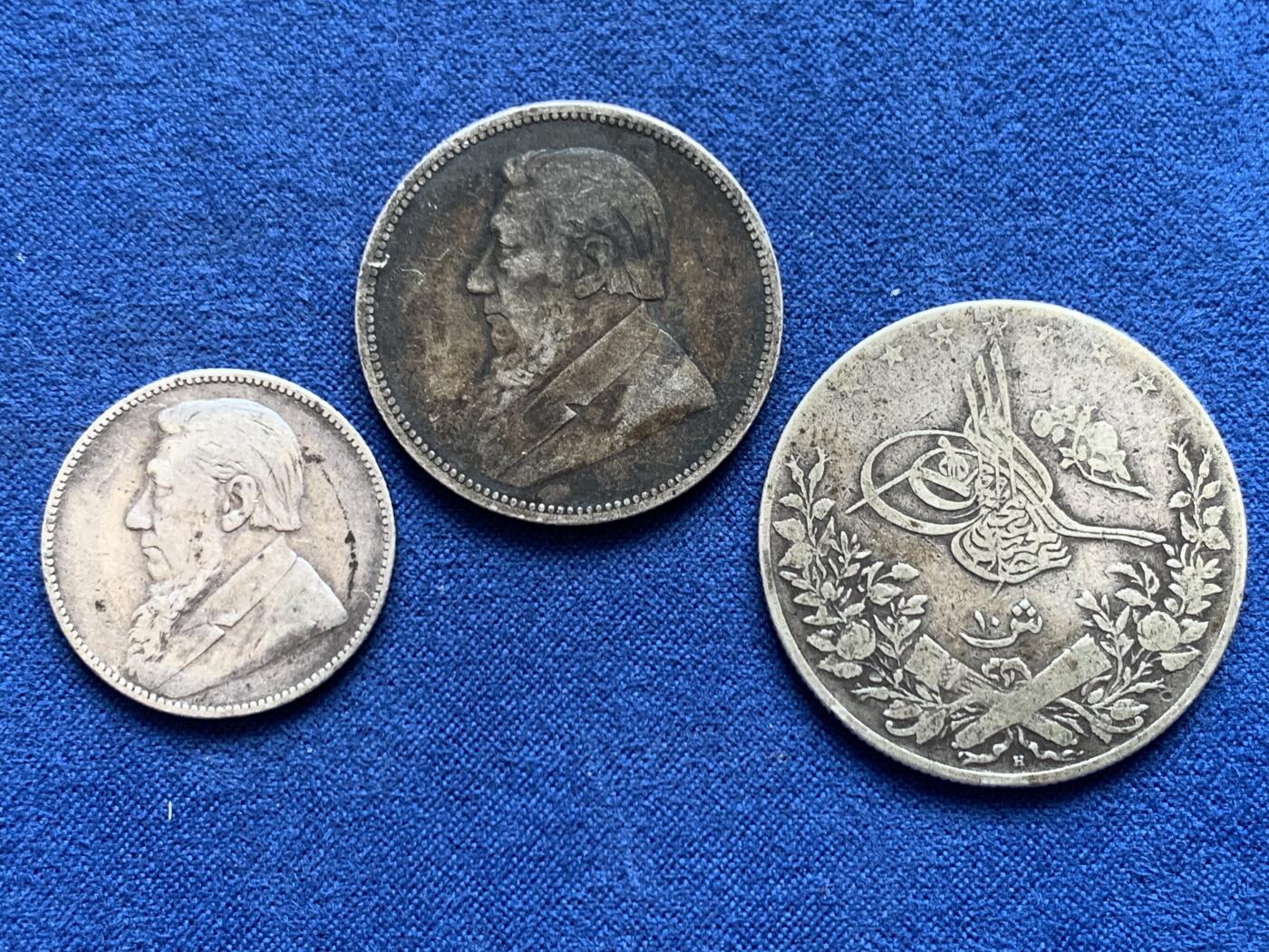 《竞宝斋》第468场 周日，周一 2场连拍 （全场包邮）欢迎送拍 三枚一组 银币：南非德兰士瓦共和国 1897年1先令 + 1896年2先令，大佬黑 + 奥斯曼 埃及10Q，细节见图，共30.15克